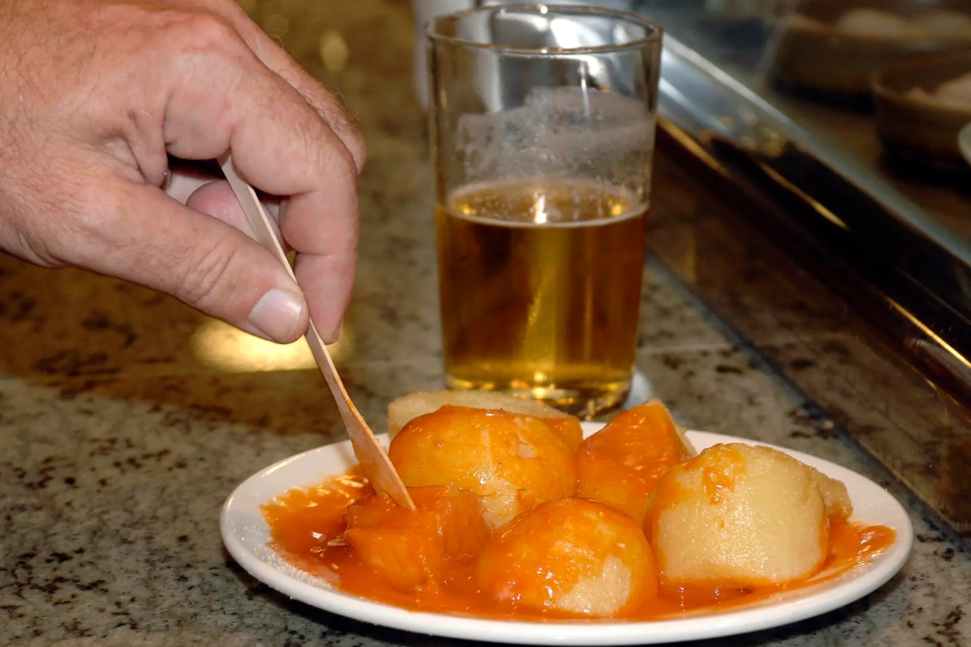 Una tapa de patatas bravas EFE