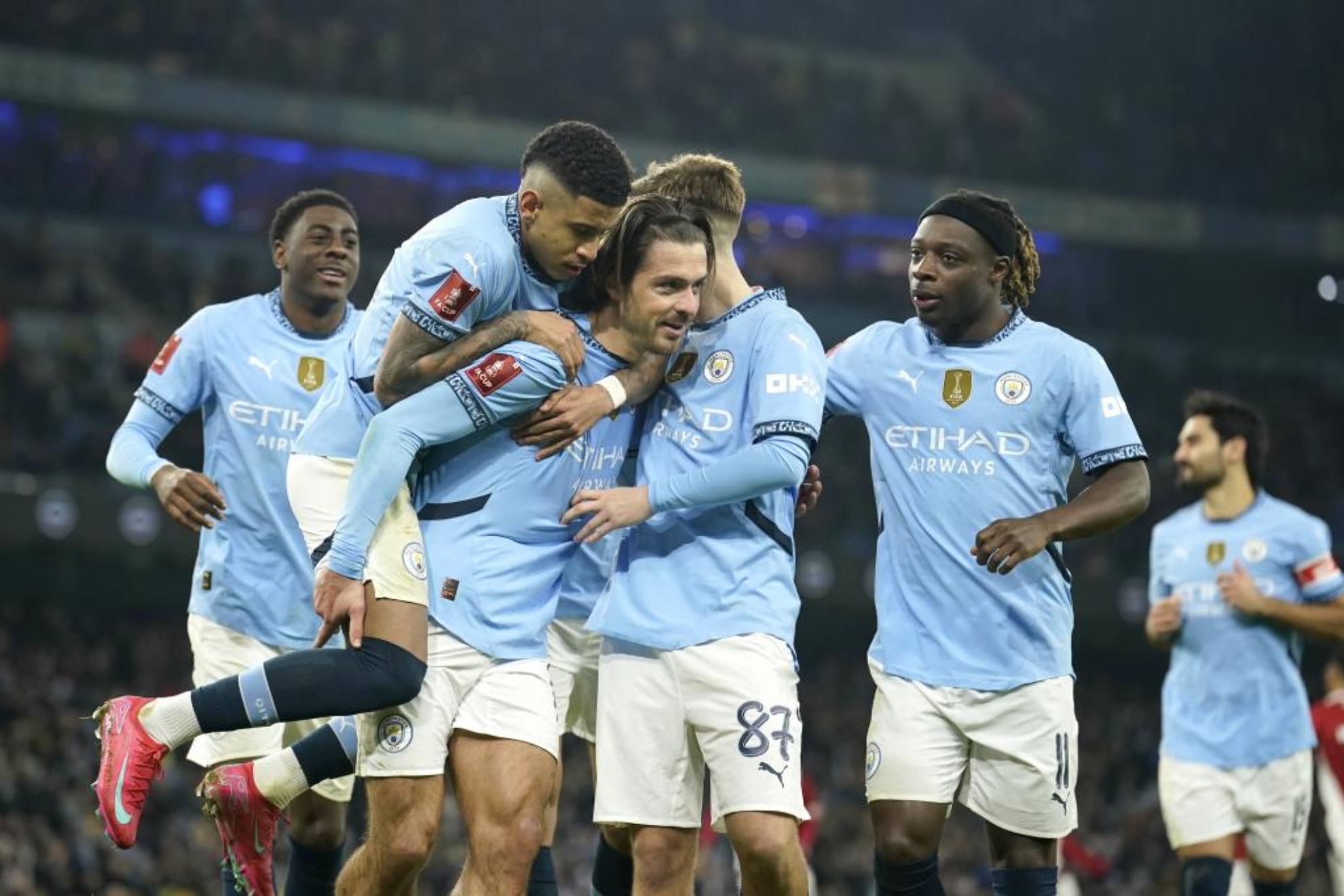 Grealish celebra un gol con sus compañeros.