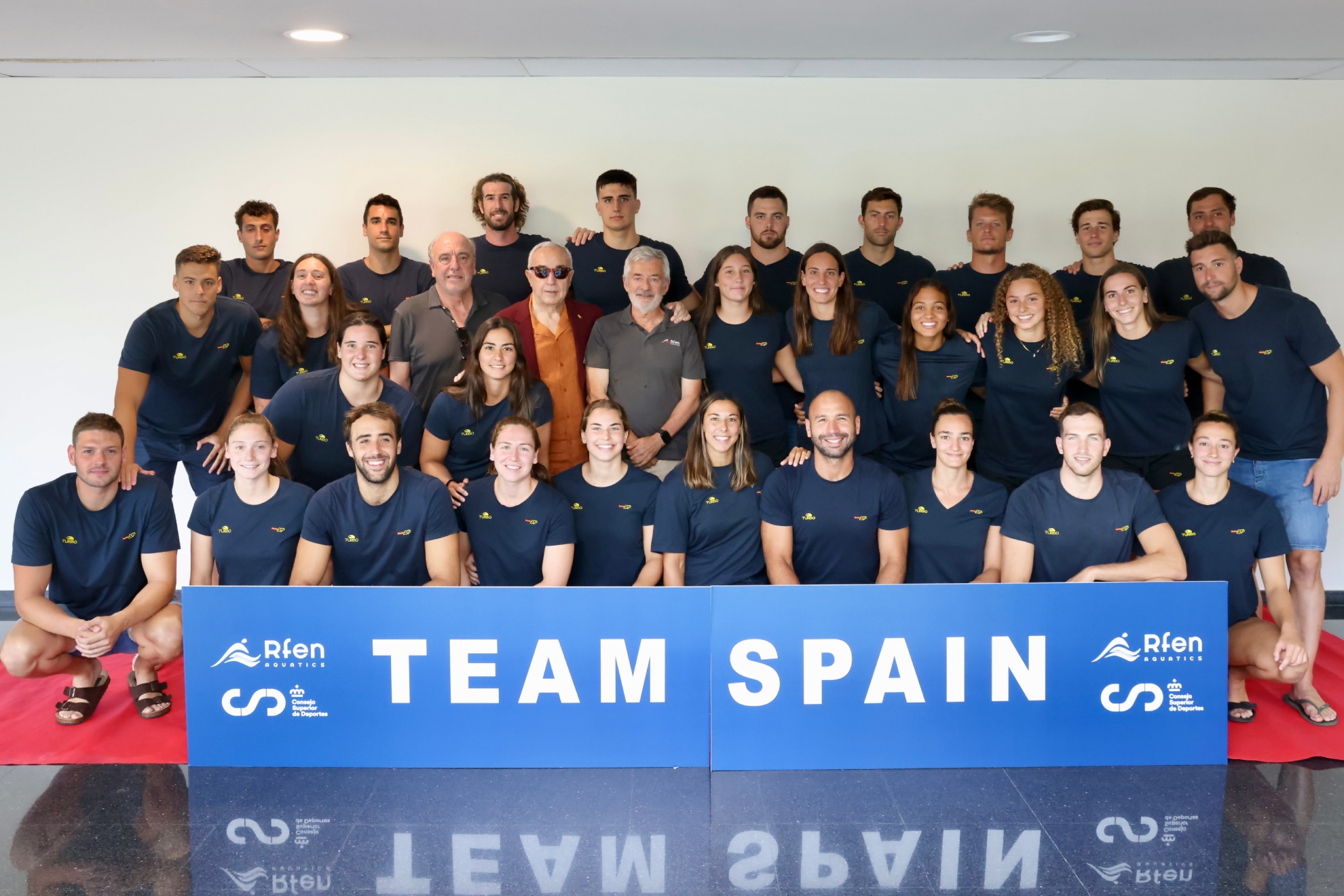 Las dos selecciones de España de waterpolo, juntas.
