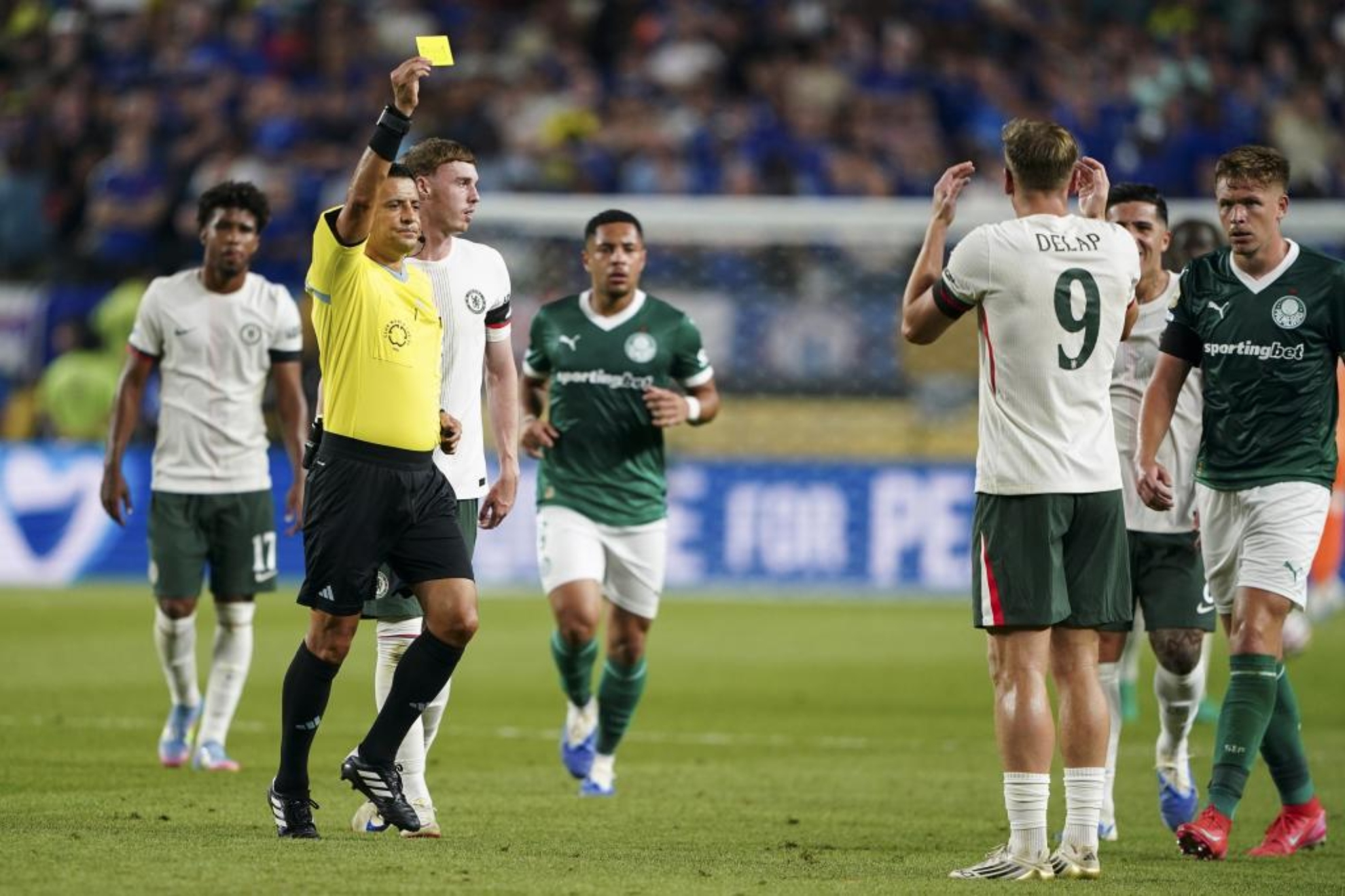 A lo largo de torneo, varios equipos sufrieron bajas por acumulación de tarjetas.