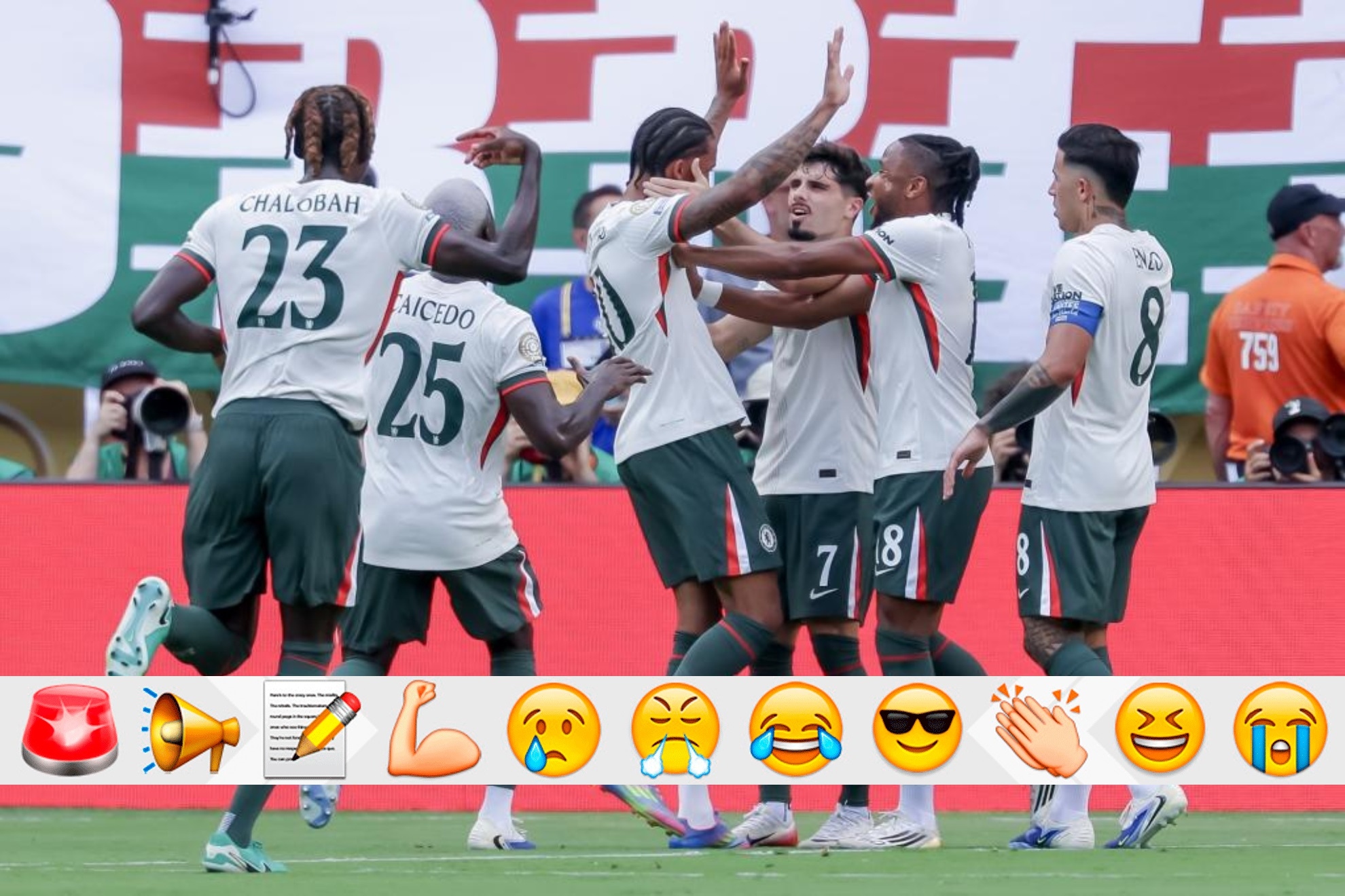 Los jugadores del Chelsea celebran uno de los goles de Joao Pedro.