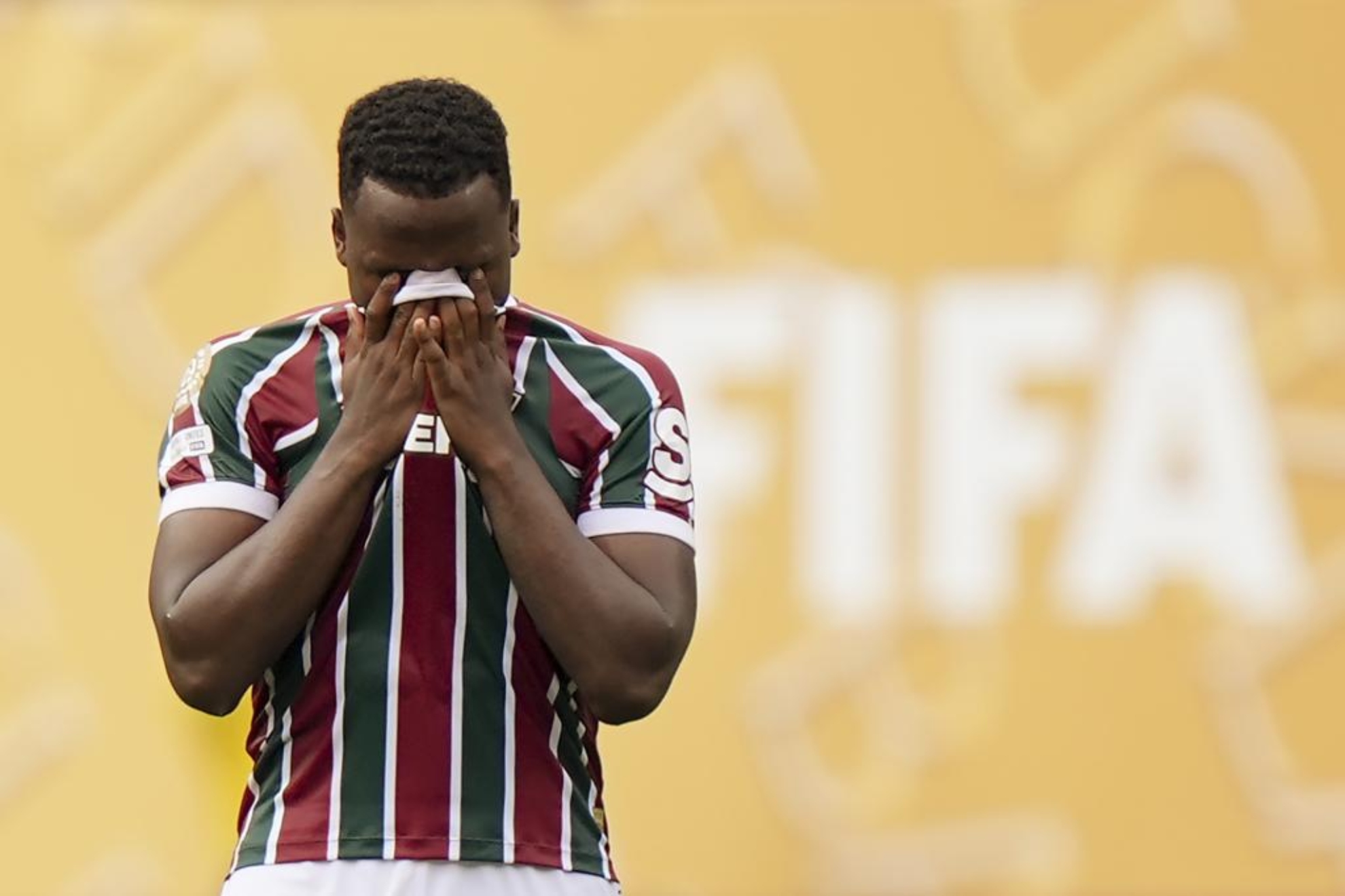 Jhon Arias llorando en el campo