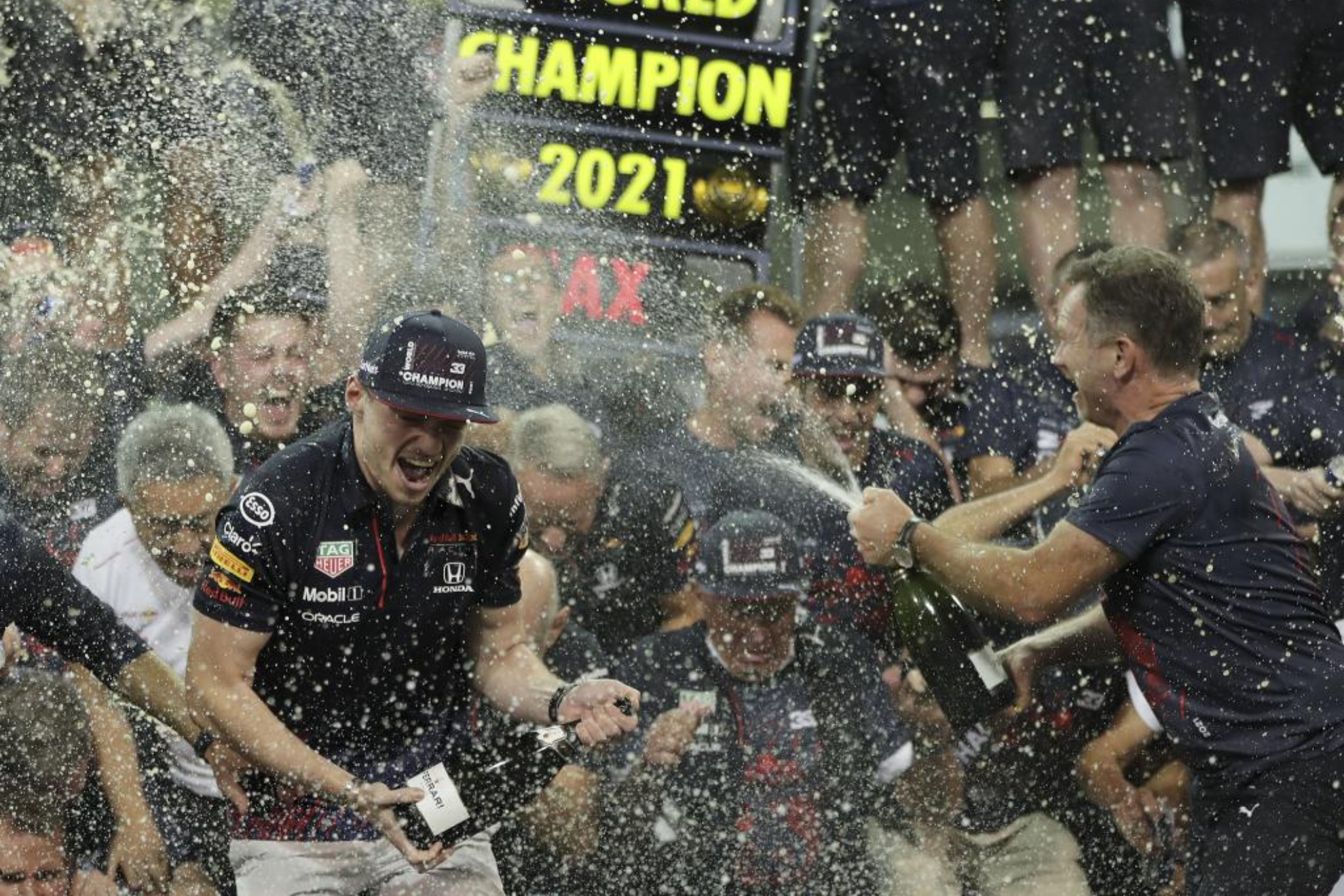Horner y Verstappen celebran el título de 2021.