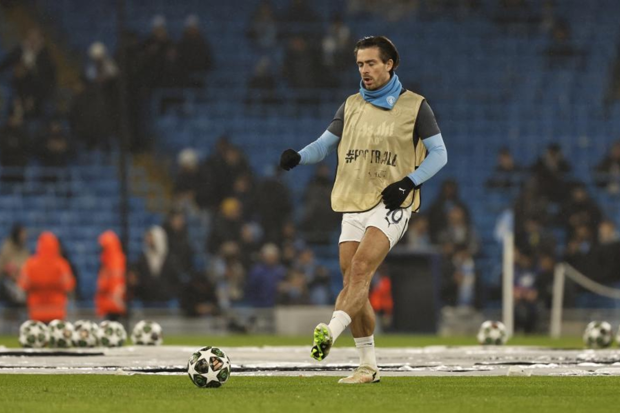 Grealish en un calentamiento.