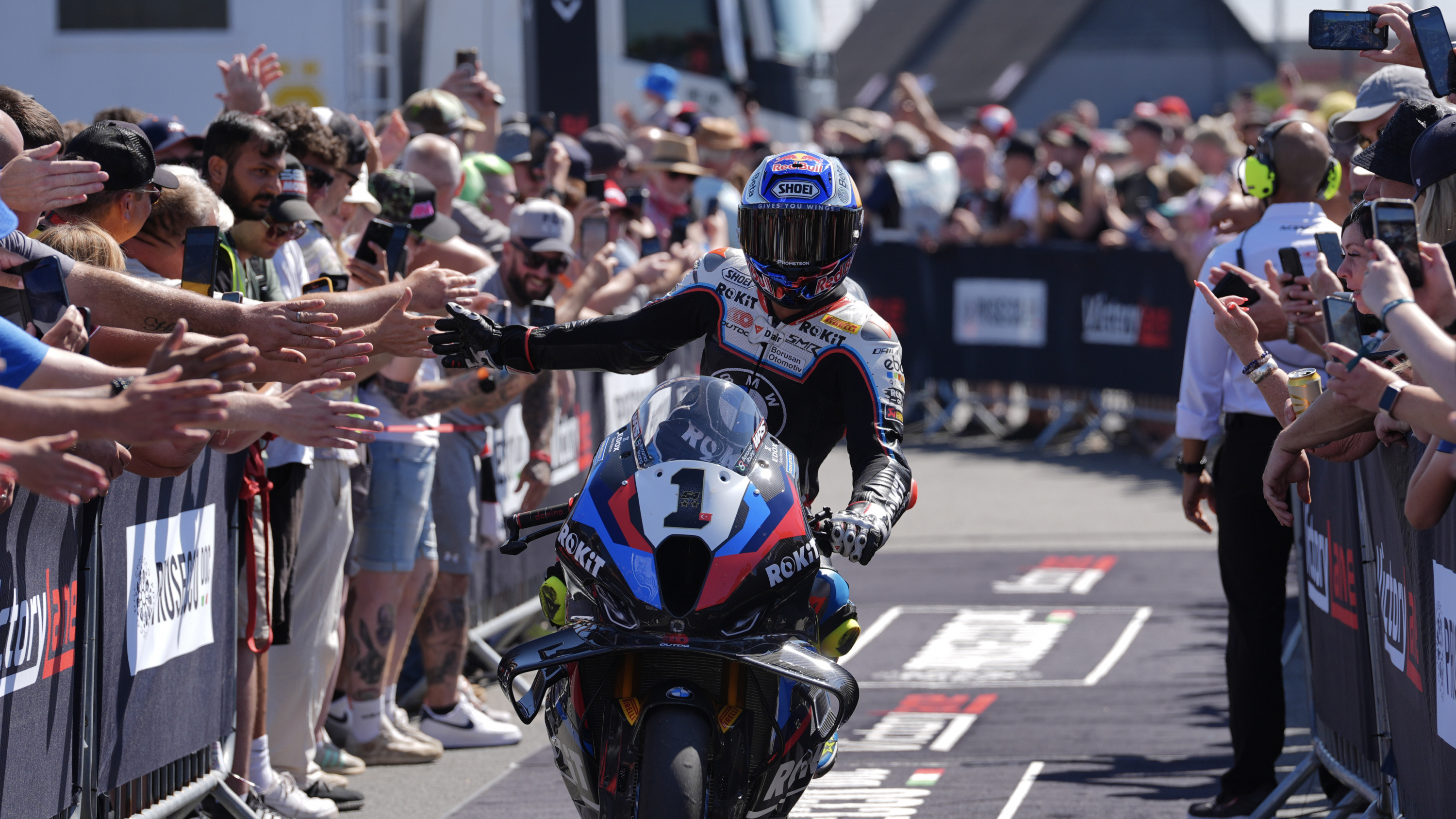 Razgatlioglu hace historia con una épica primera victoria en Donington, image size:3000x1688