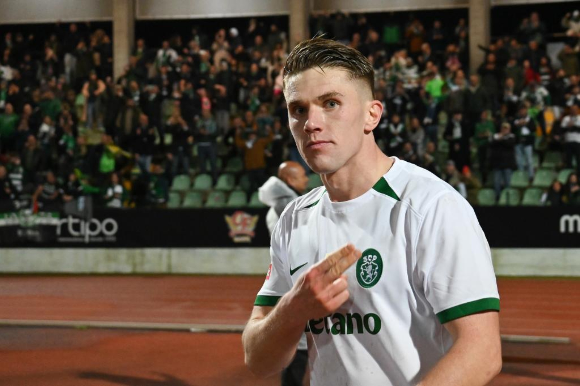 Viktor Gyökeres celebra un gol.