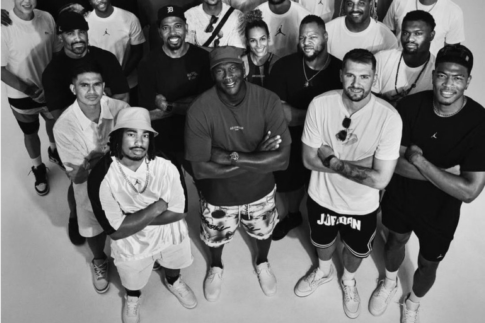 Michael Jordan junto a Luka Doncic en Grecia.