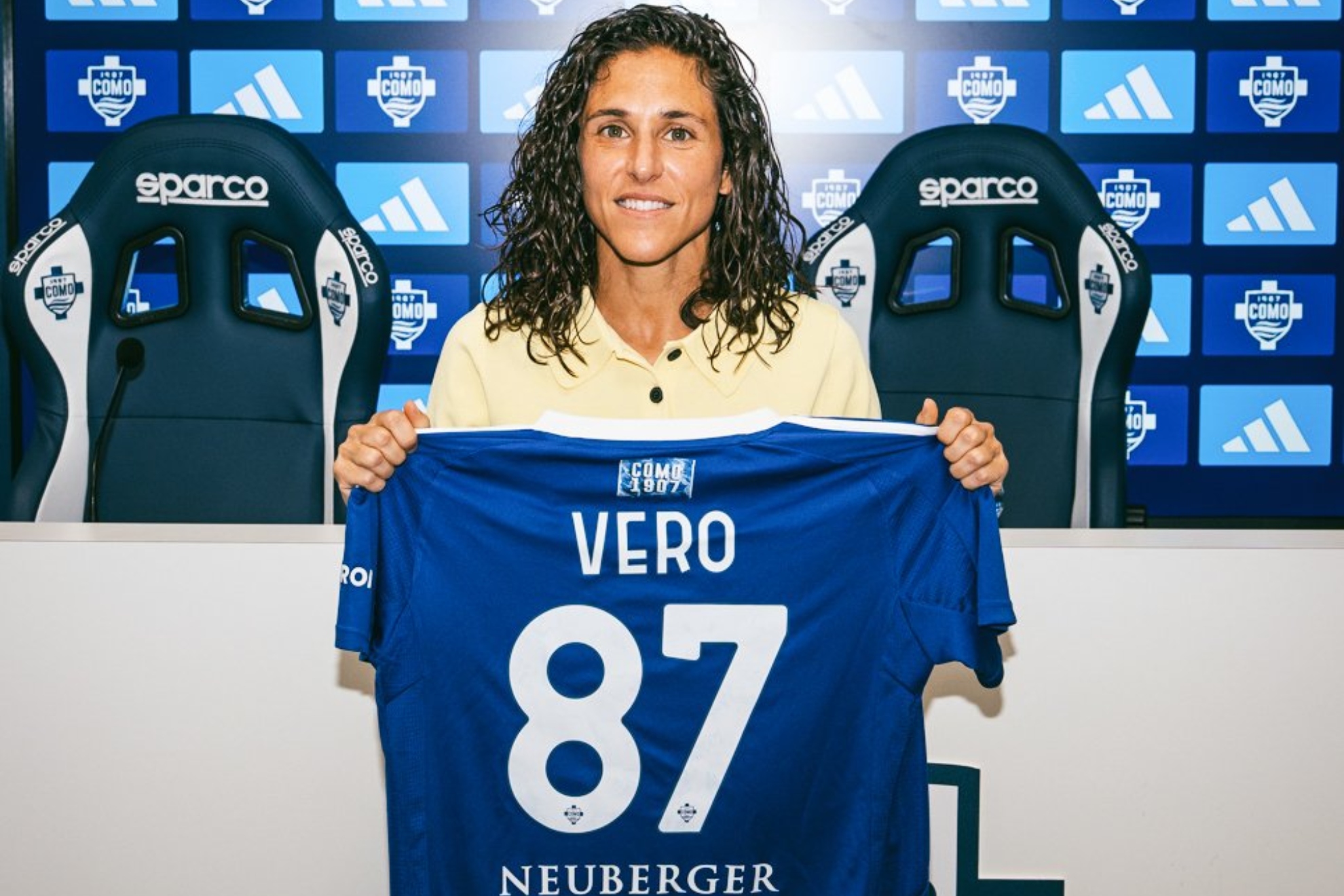 Vero Boquete poses with the Como shirt, with number 87.