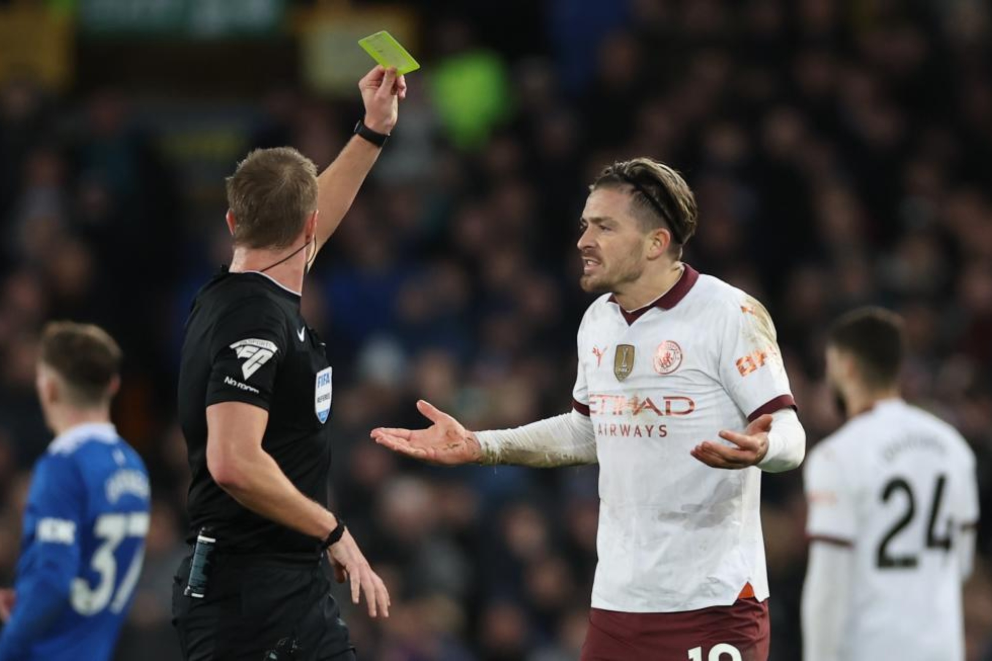 Jack Grealish es amonestado con una tarjeta amarilla en un partido de la Premier League.
