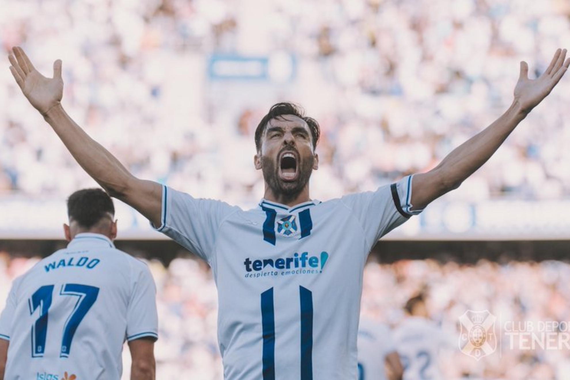 Enric Gallego celebra un gol con la camiseta del Tenerife.