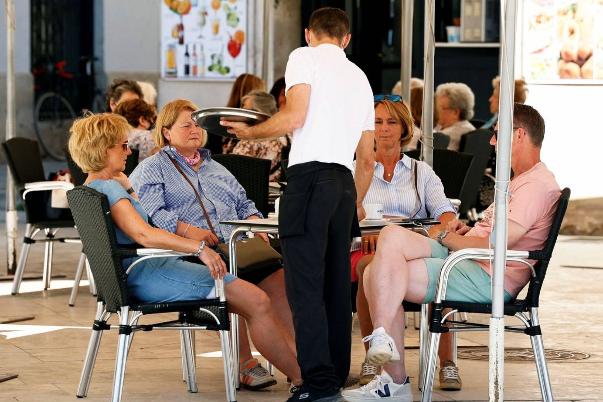 Camarero atiende a clientes.