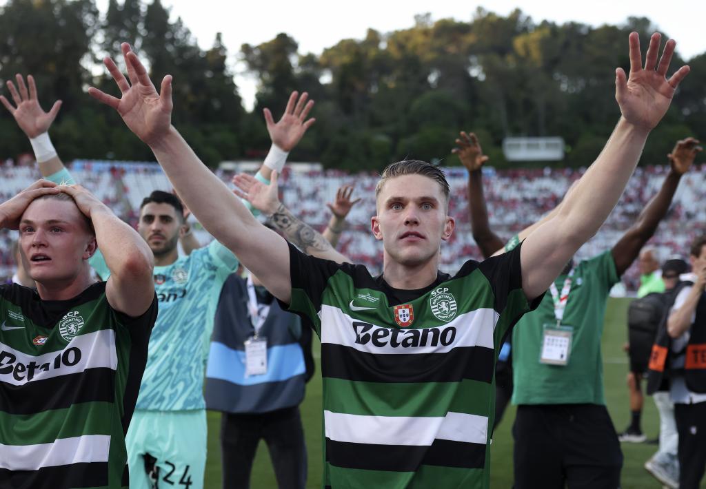Gyokeres celebrando junto a la afición del Sporting de Portugal