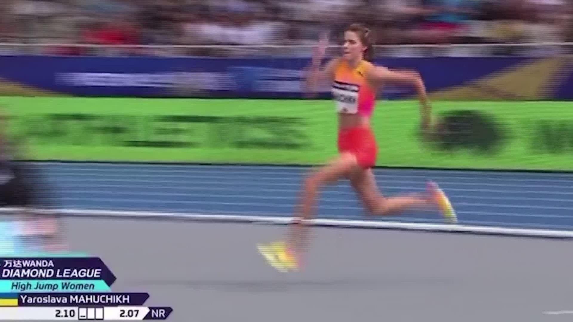 ¡Mahuchikh vuela por encima de los 2,10 metros y bate el récord de Kostadinova 37 años después!