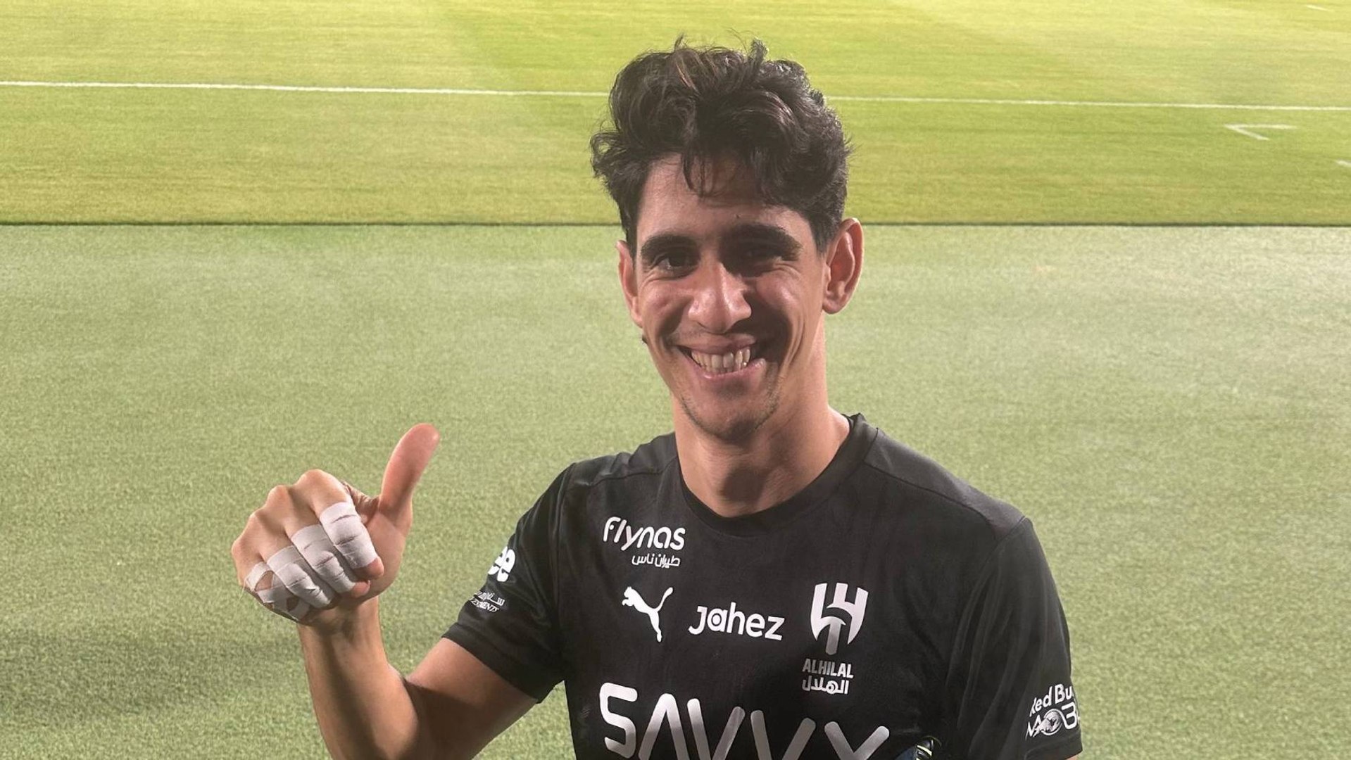Bono, ex portero sevillista, posa en una entrevista para MARCA.