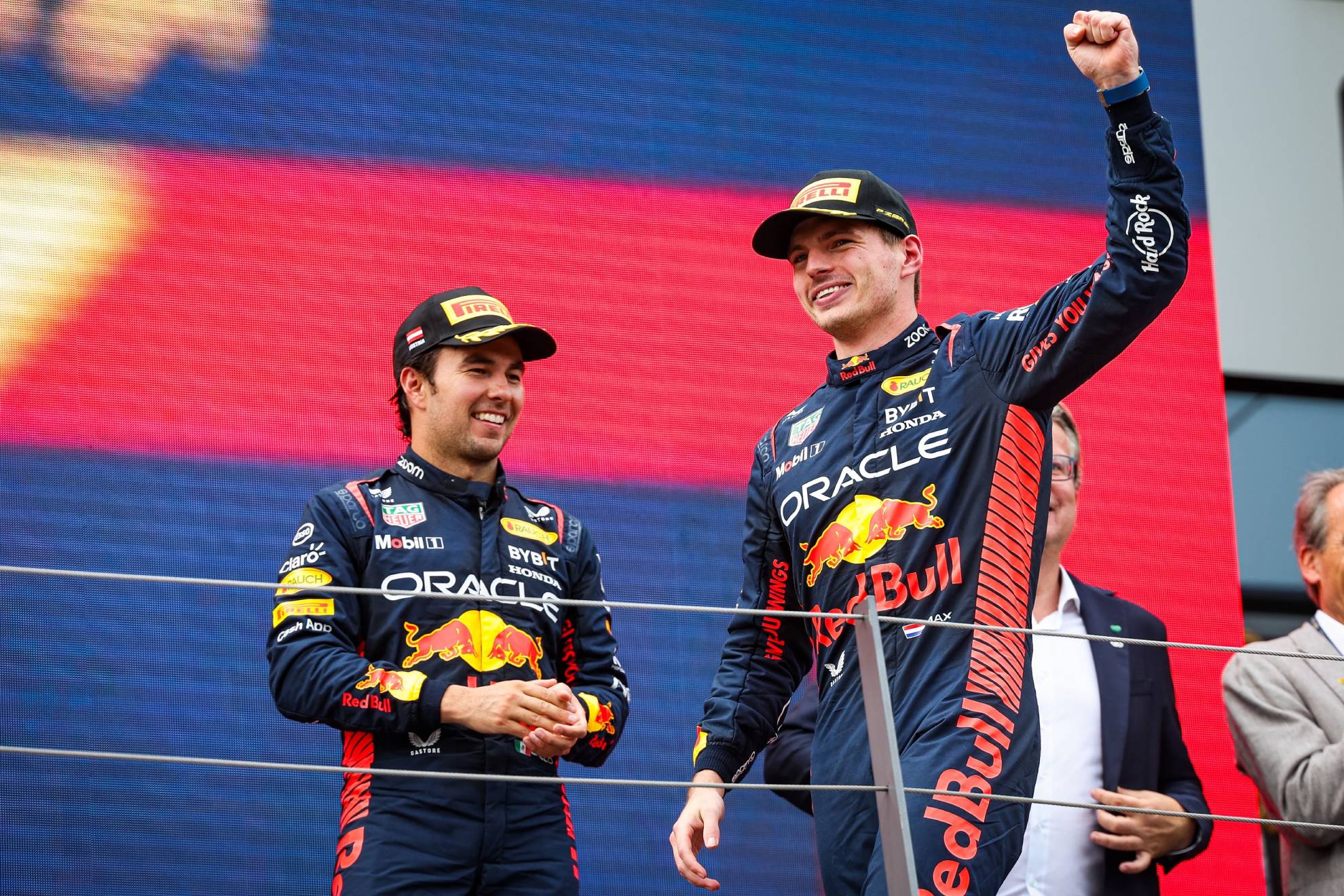 Checo Pérez junto a Verstappen