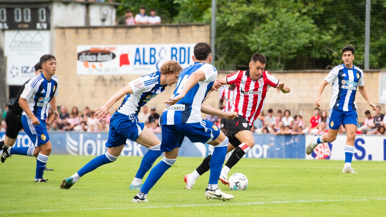 Izeta, rodeado de jugadores de la Ponferradina.
