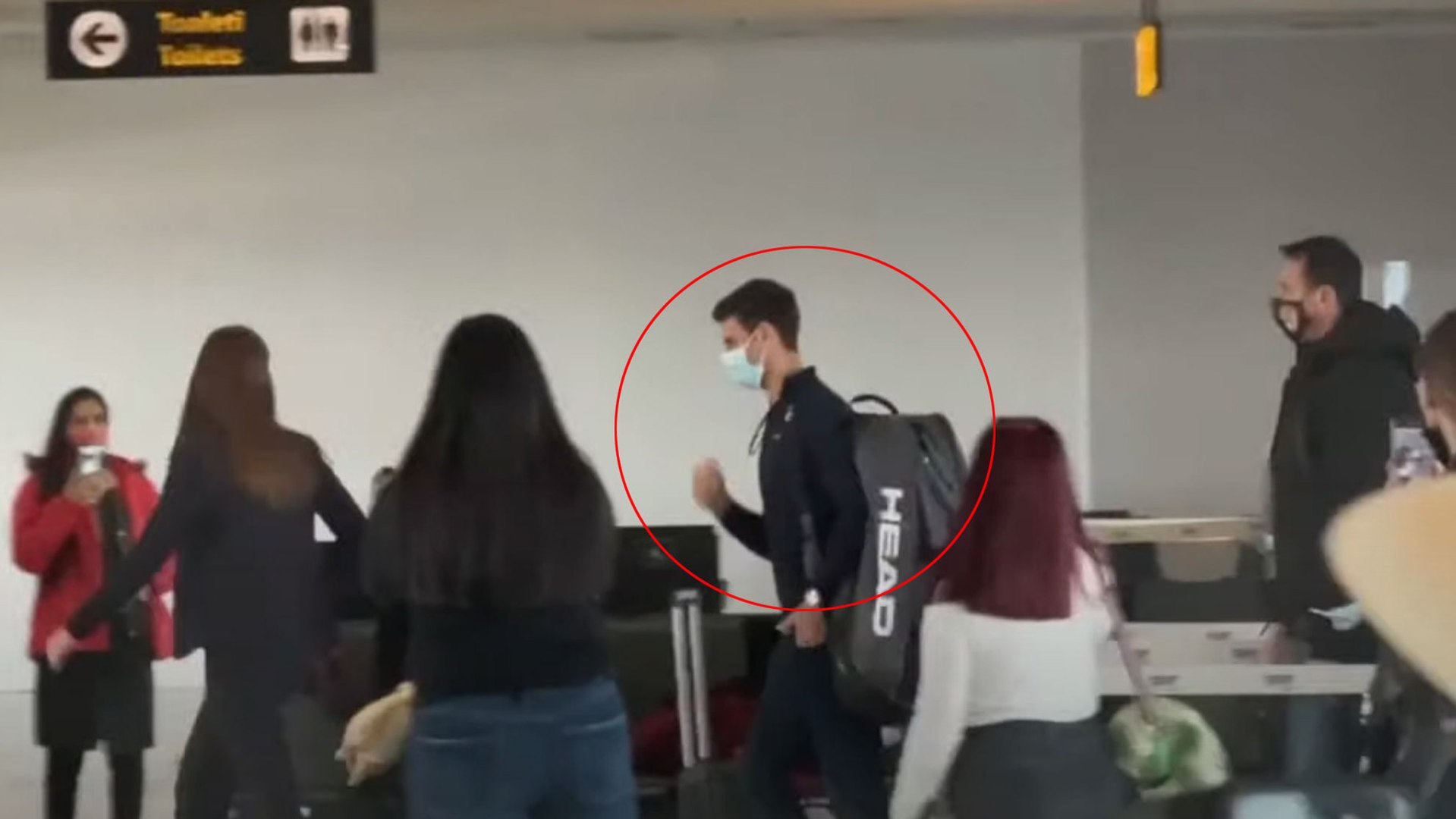Así fue la llegada de Djokovic a Belgrado: con seguridad y las raquetas a la espalda