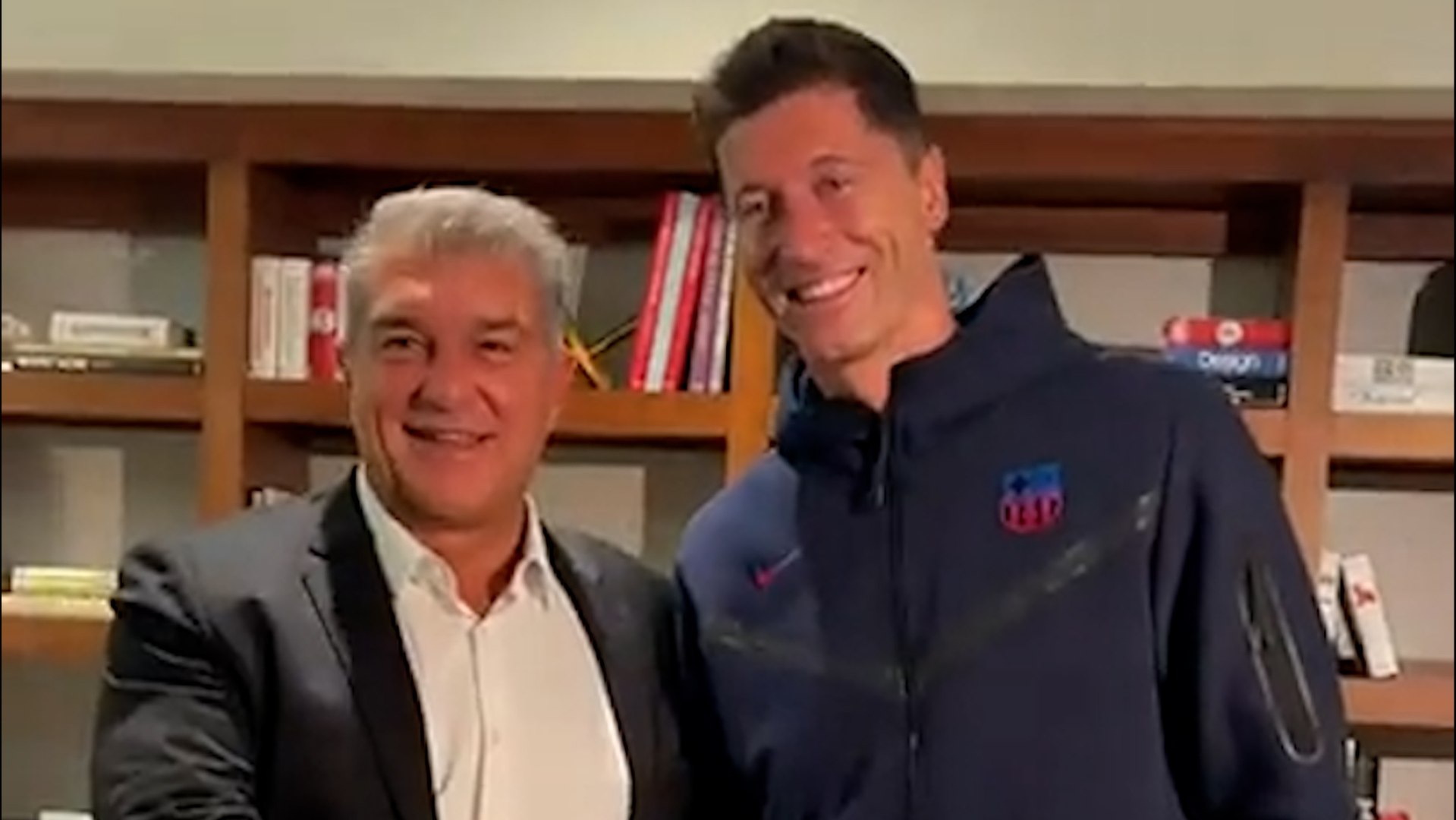 El presidente tuvo un gesto cariñoso dando la bienvenido al delantero polaco