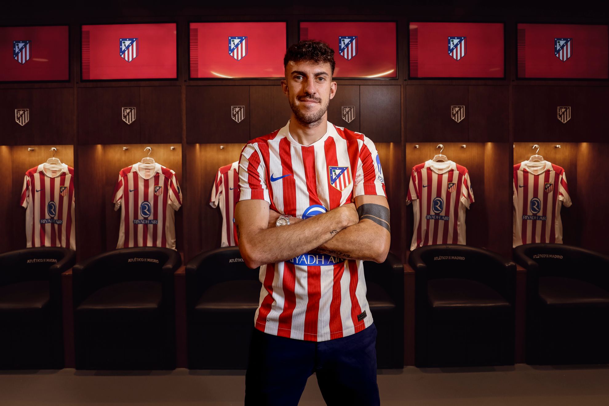 Ruggeri posa con la camiseta del Atlético.