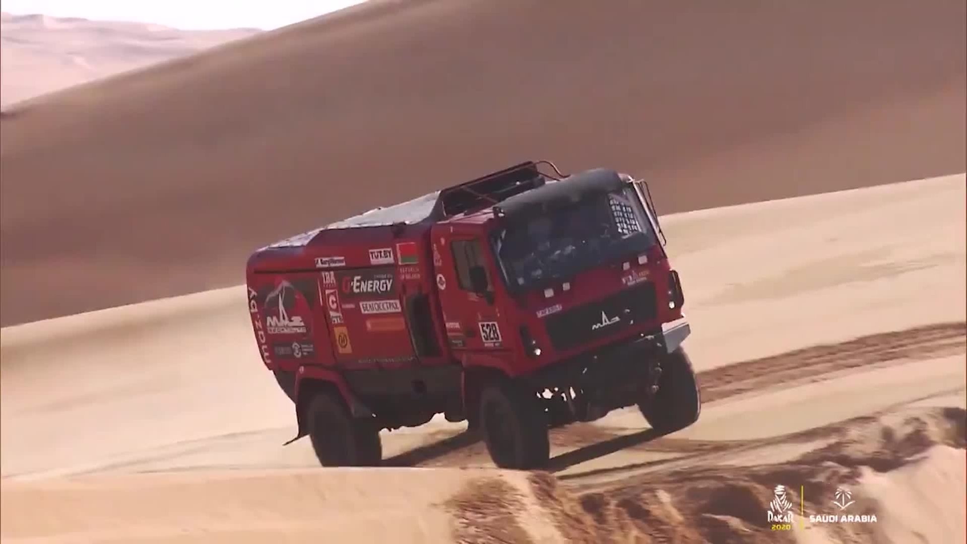 Lo más brutal del Dakar: así pasan los camiones las dunas