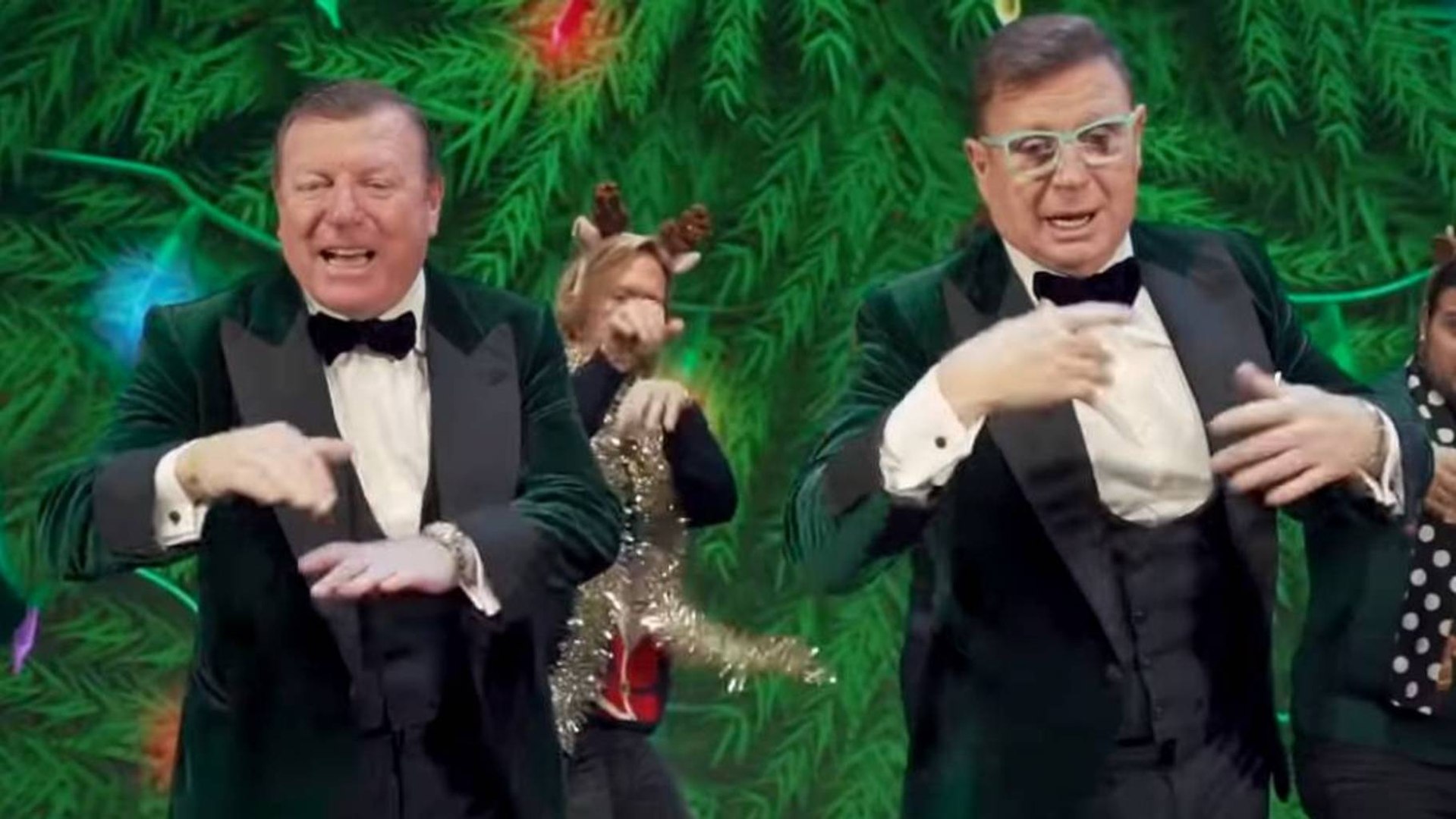 El dúo Los Morancos han grabado un videoclip para felicitar la Navidad en el que ha ritmo de Maluma le dicen al covid "Traca tras tras tras"