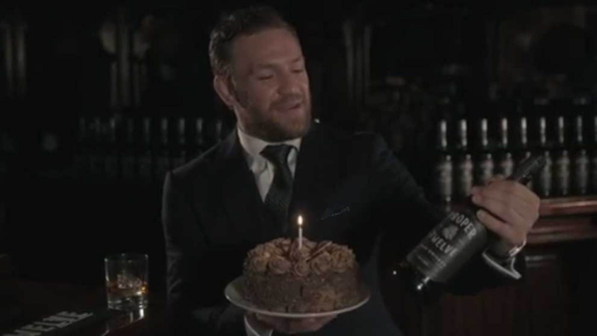 Connor McGregor le canta feliz cumpleaños a una botella de whiskey