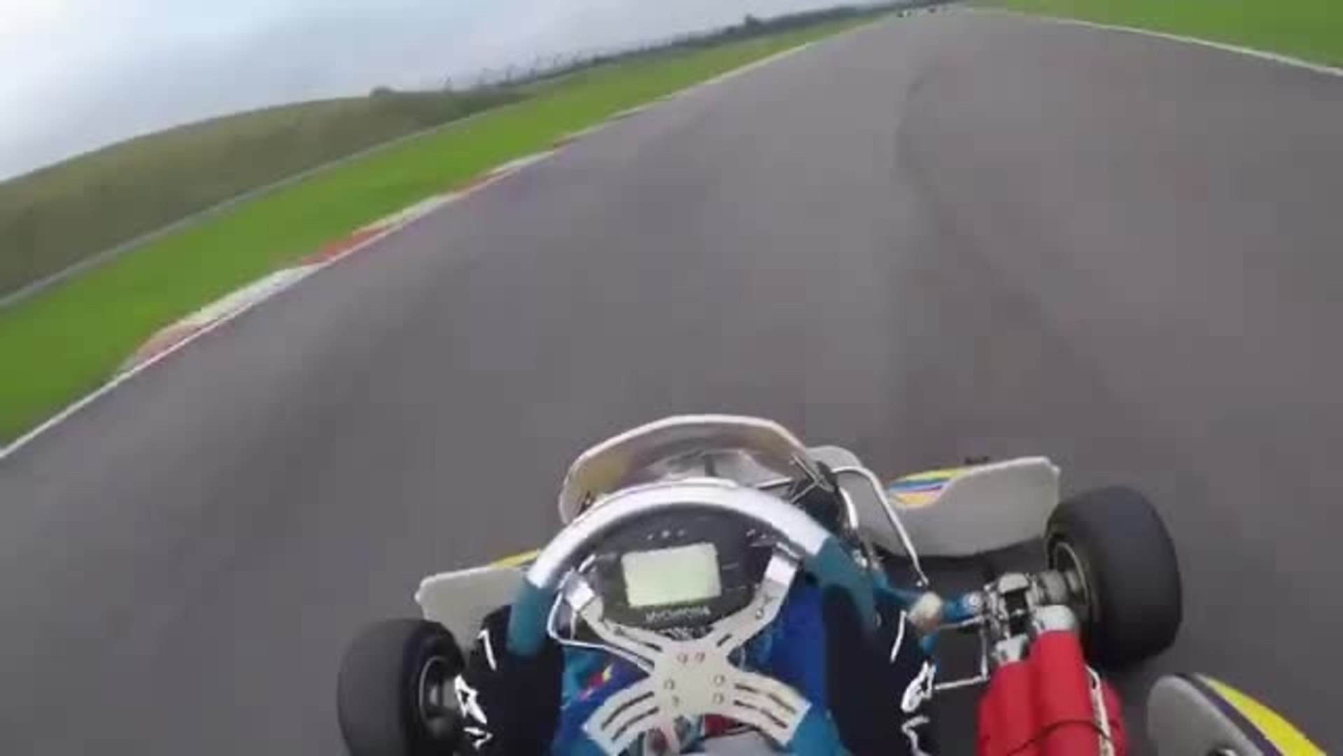Fernando Alonso aprovecha el domingo libre y se lo pasa en grande en su karting