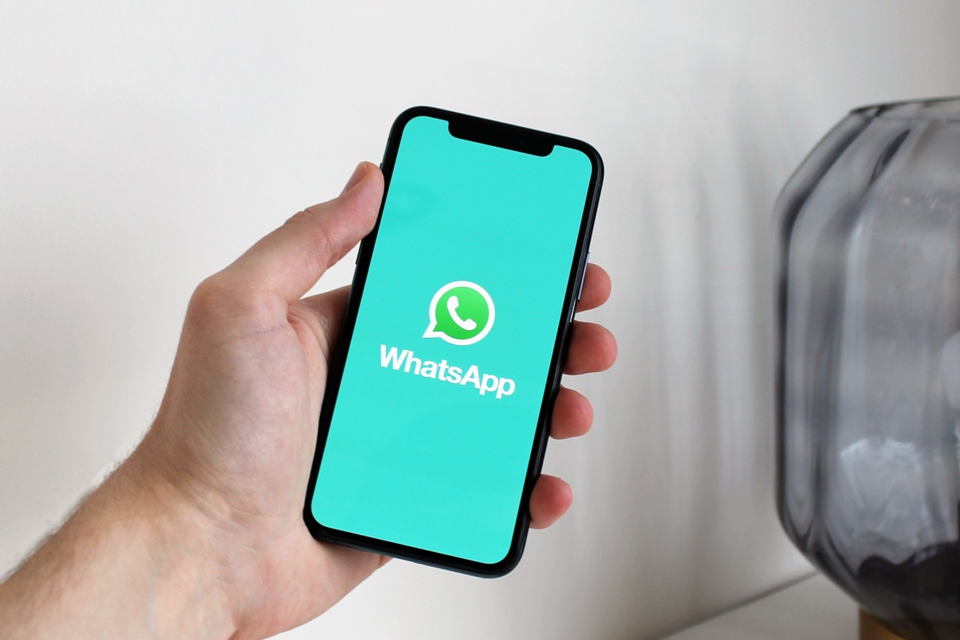 ¿Es ilegal que tu jefe te meta en un grupo de WhatsApp del trabajo sin permiso?