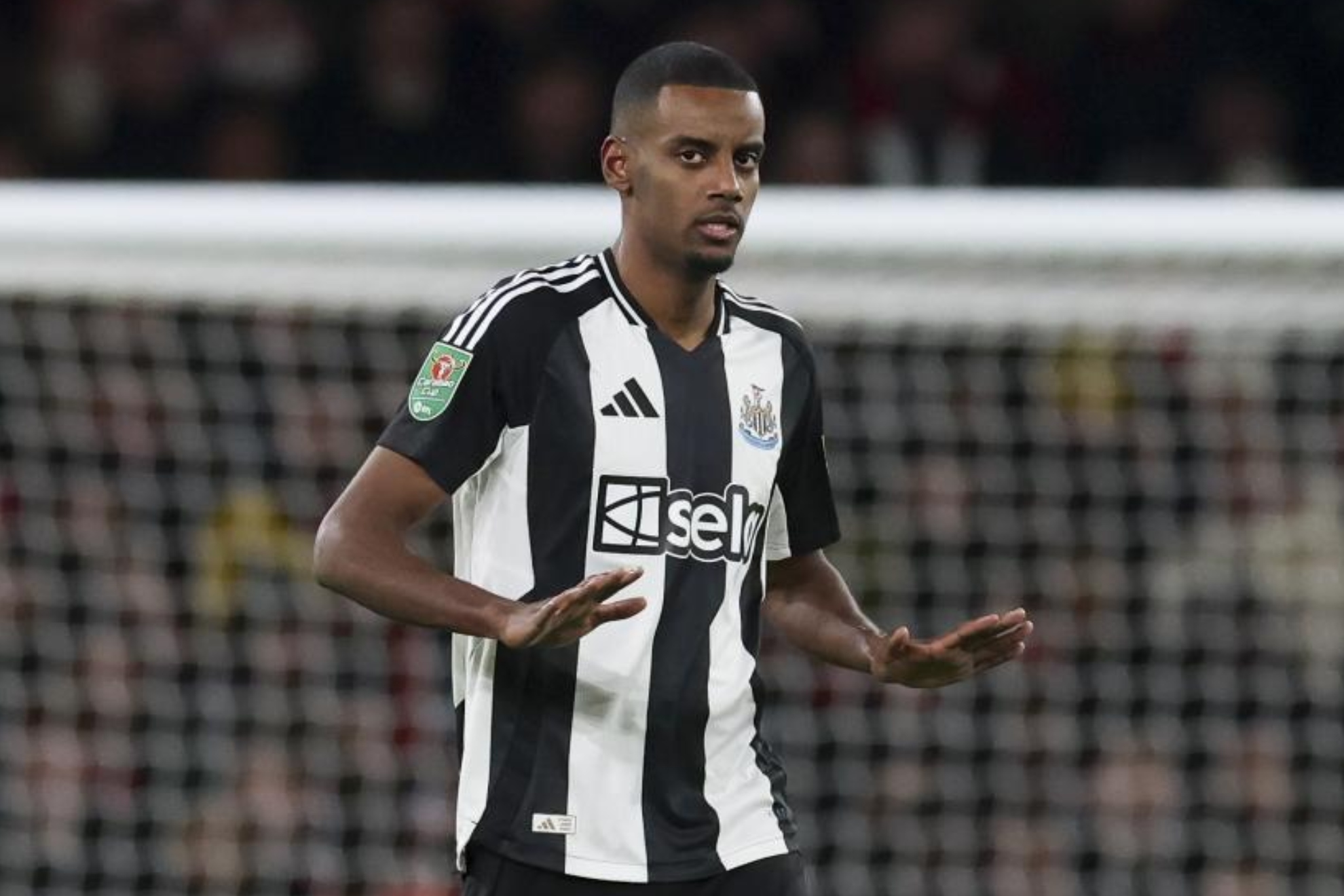 Isak celebrando un gol con el Newcastle