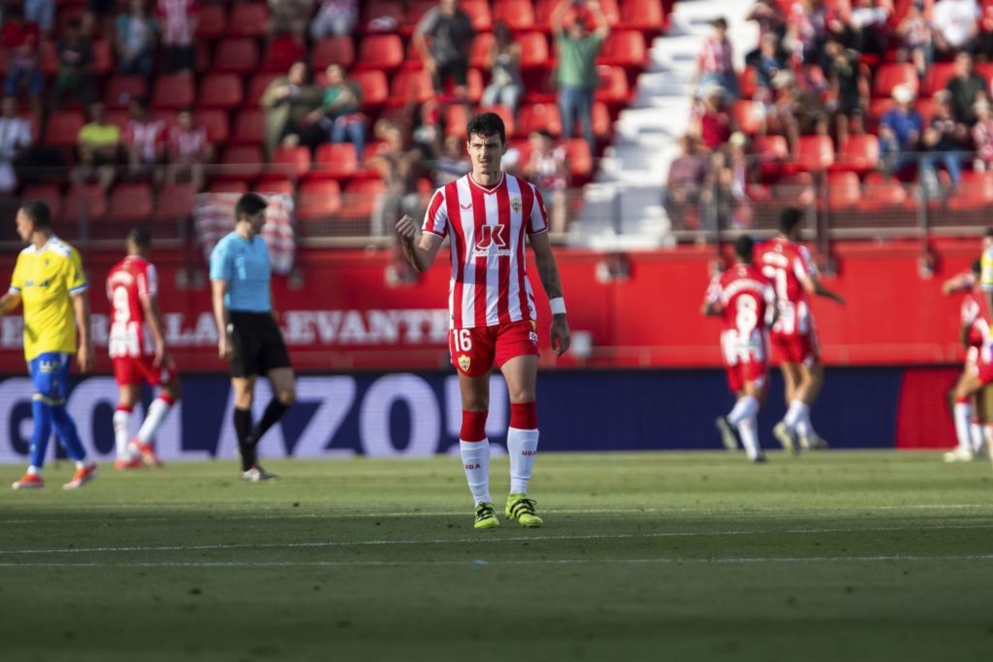 Alex Radovanovic Radovanovic se va del Almería y ficha por el Zaragoza