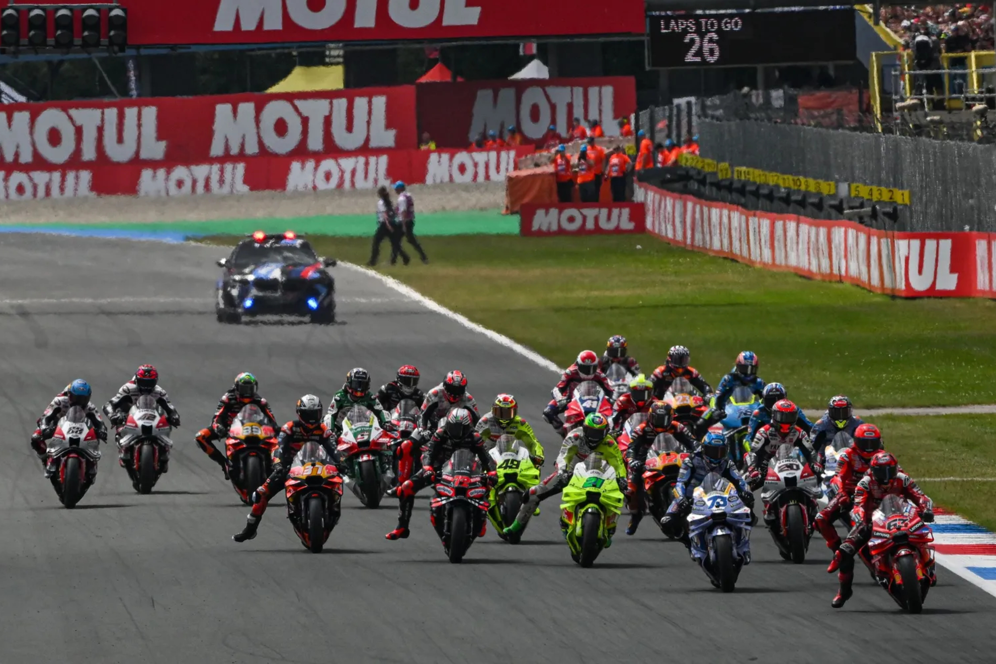 Los pilotos de MotoGP ruedan en Assen.