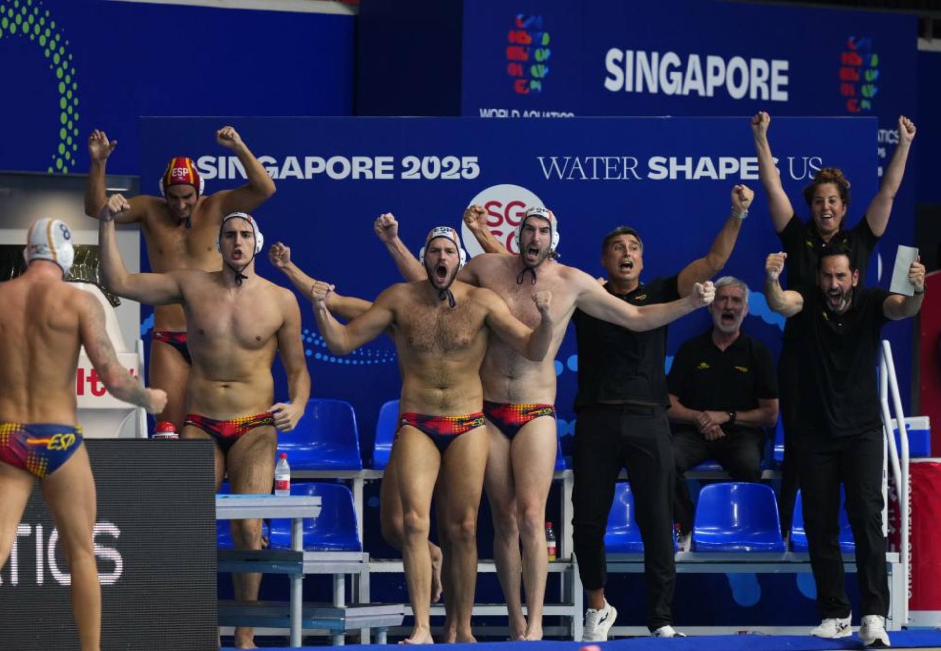 Los jugadores españoles celebran durante la final.