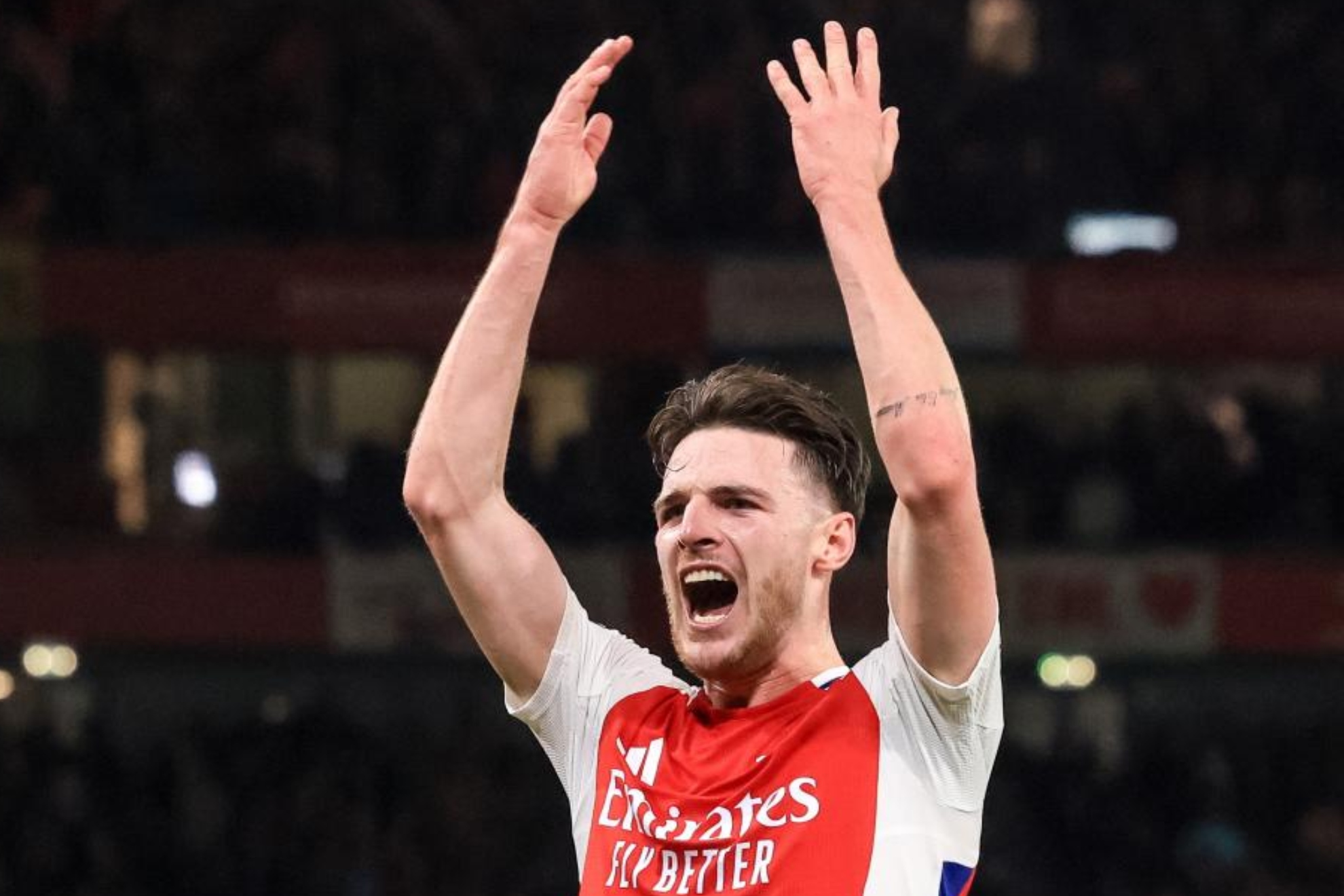 Declan Rice celebrando con la grada