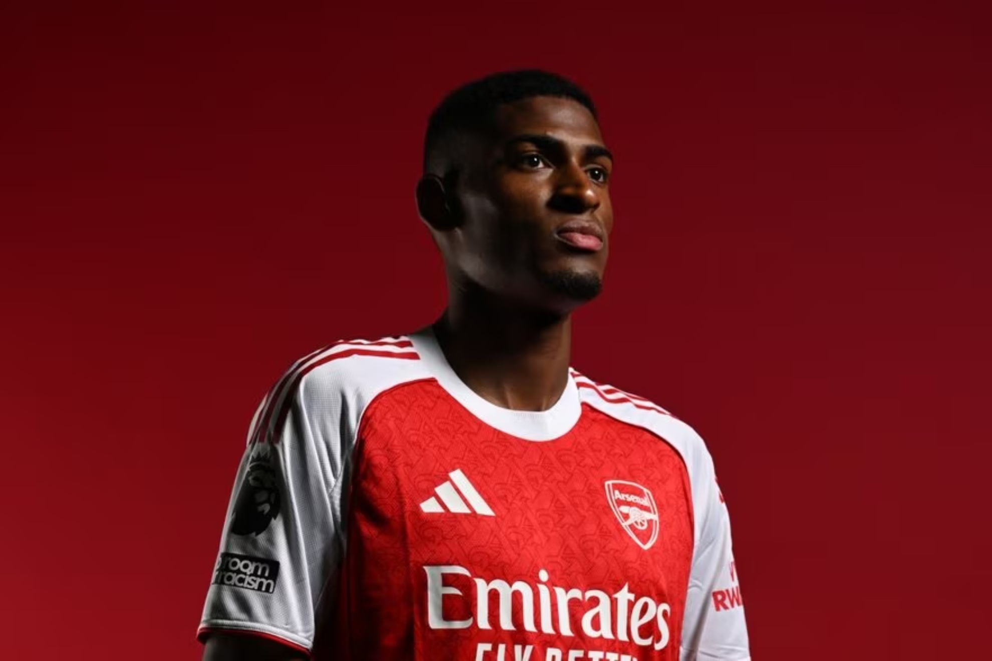 Mosquera posa con la camiseta del Arsenal.