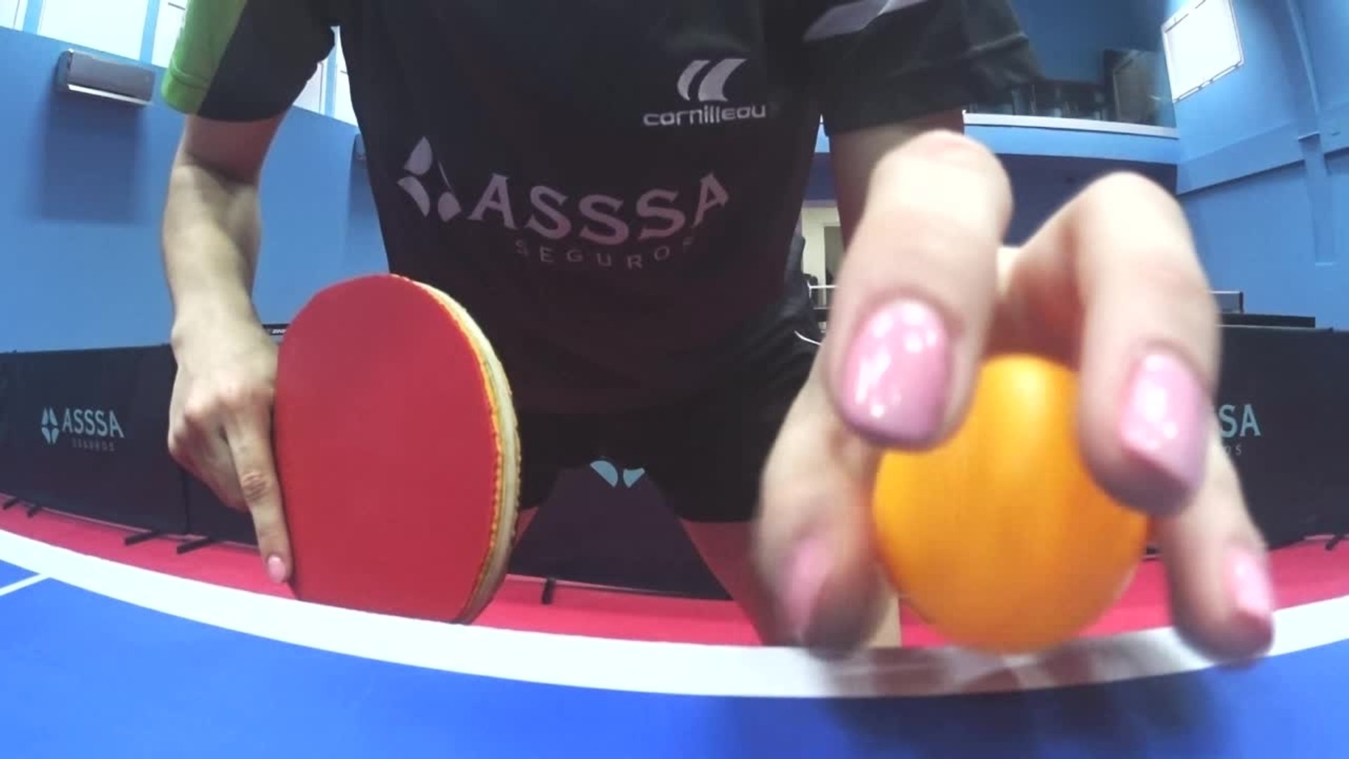 Imagen de una jugadora antes de poner la bola en juego.