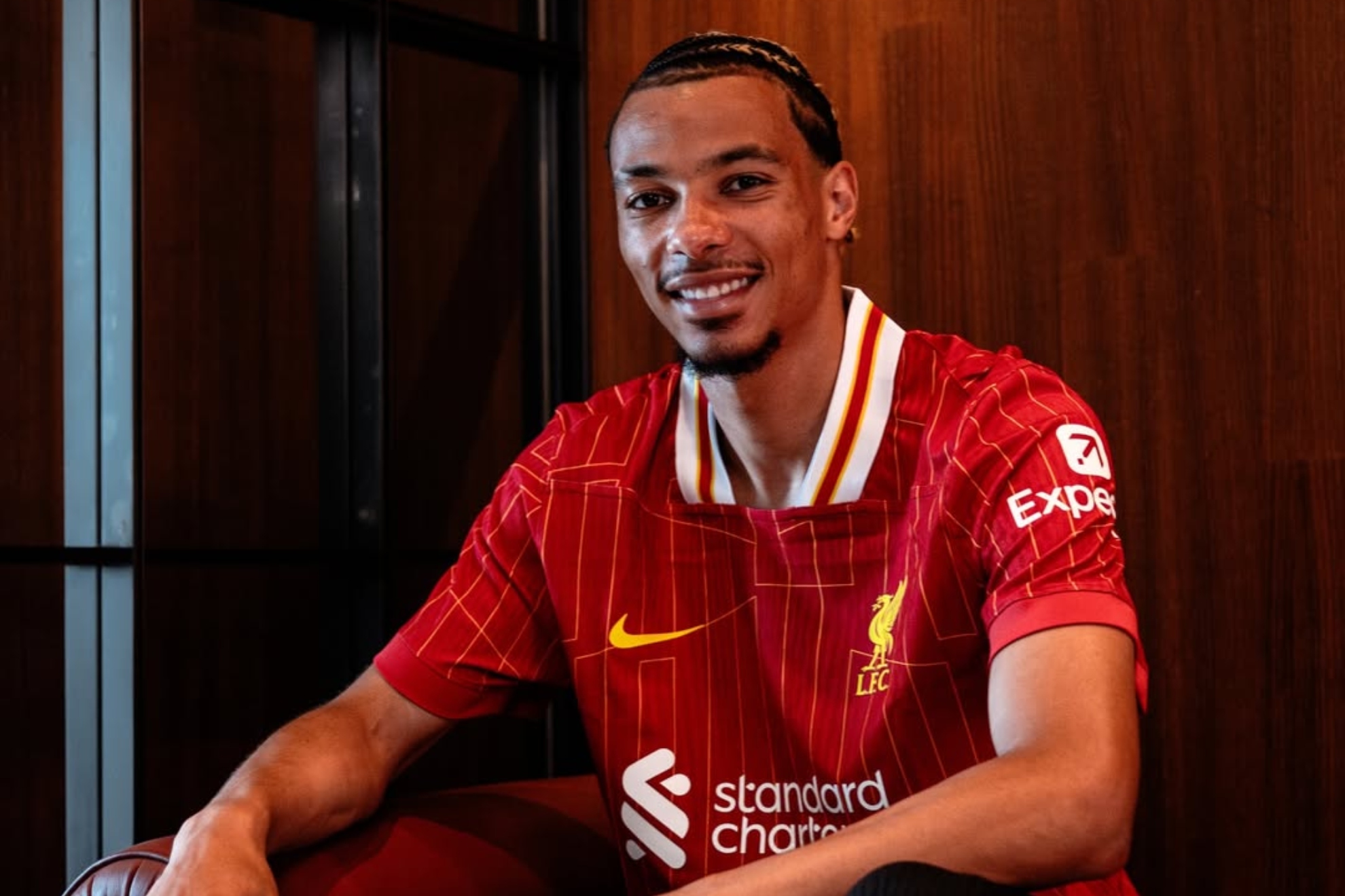 Ekitiké posando con su nuevos colores.