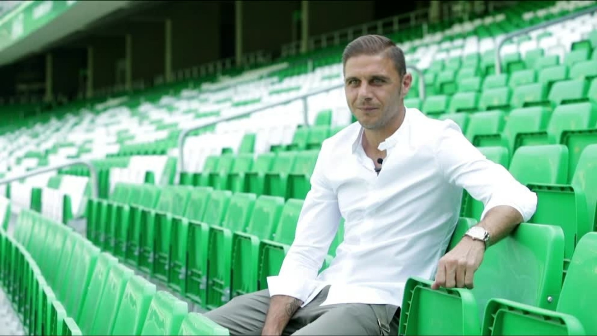 Joaquín en el campo del Real Betis.