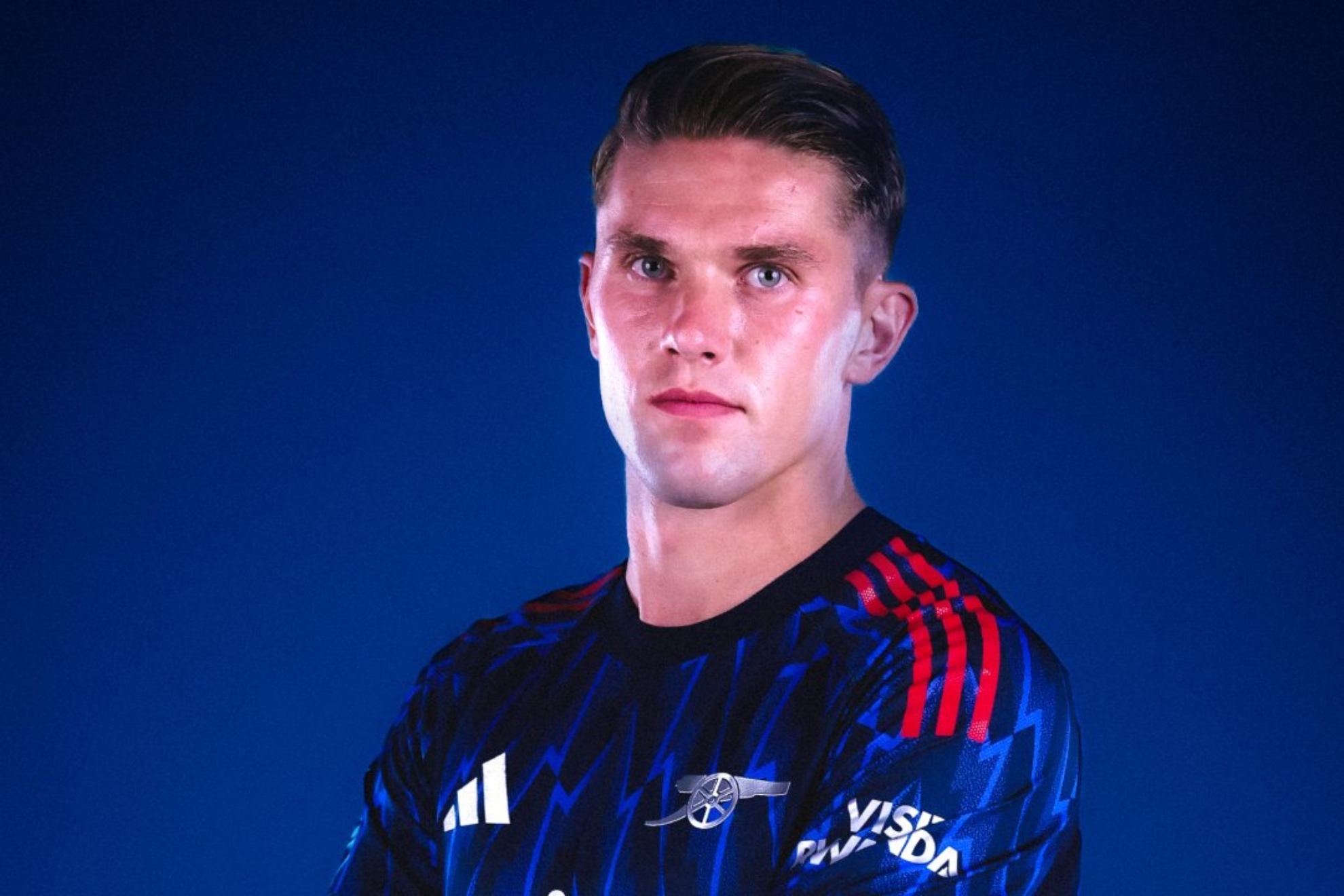 Viktor Gyökeres posando con la camiseta del Arsenal.