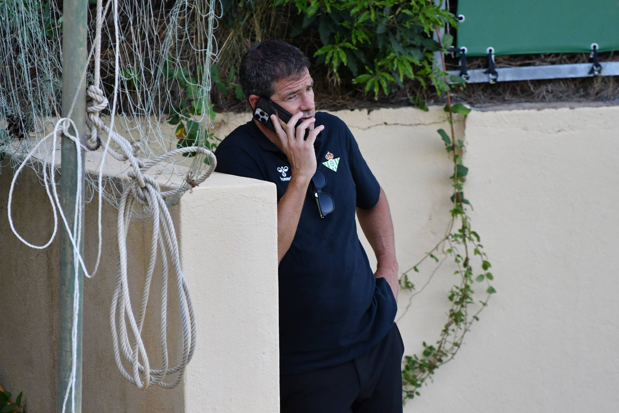 Alarcón, hablando por teléfono en el 'stage' de Portugal