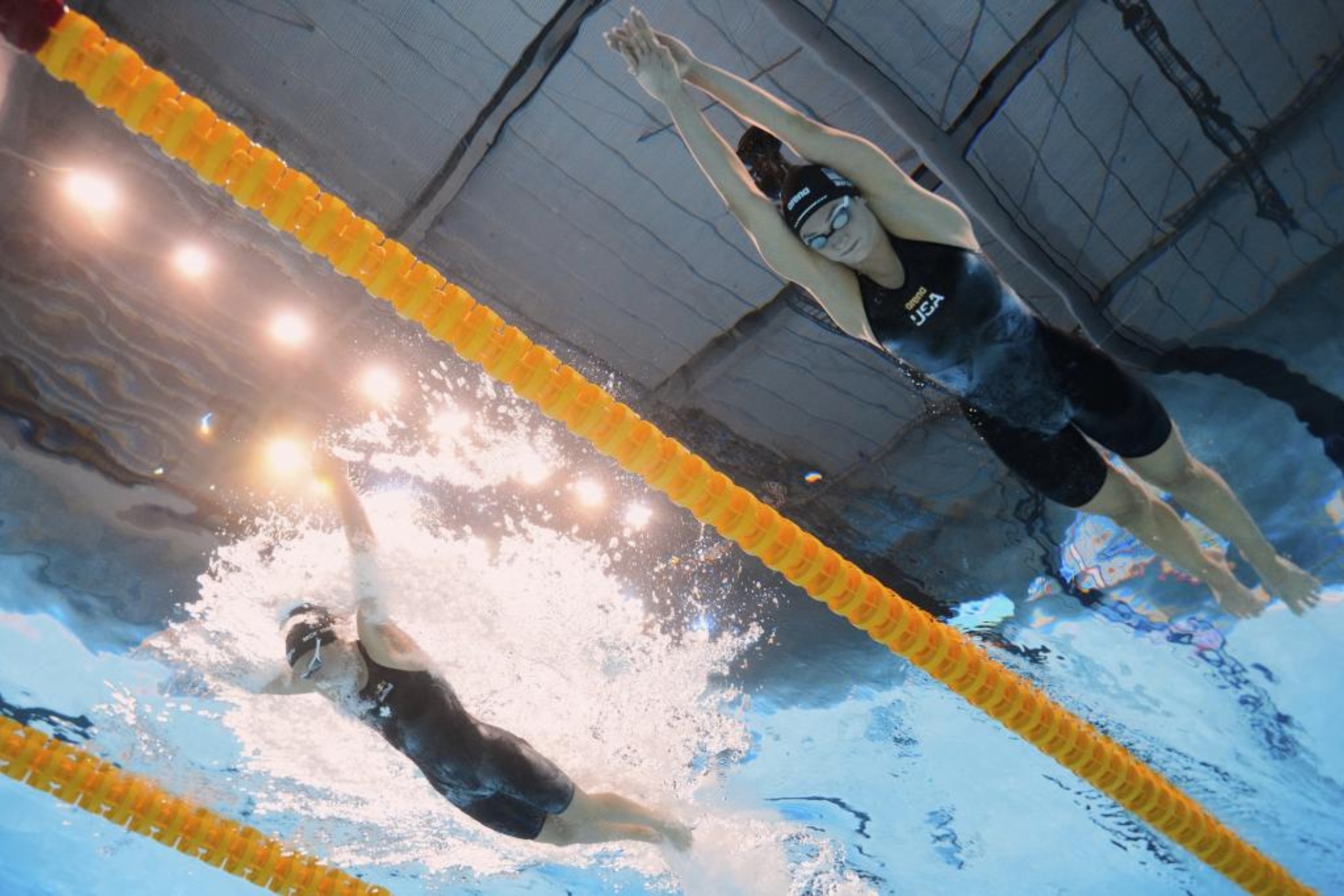 Summer McIntosh (izquierda) y Alex Walsh, en el nado inicial de la final de 200 estilos