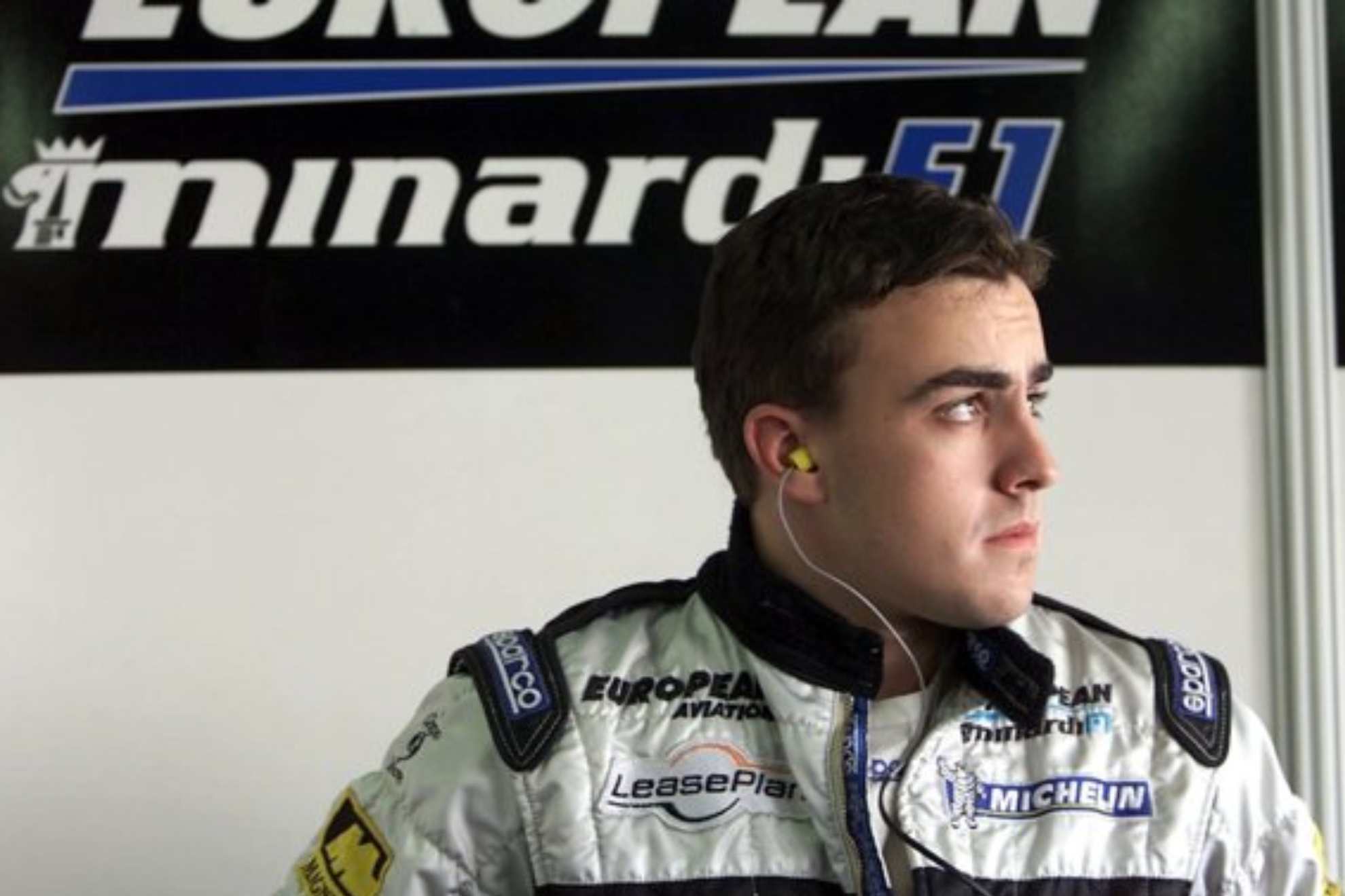 Alonso, en los boxes de Minardi, en el GP de Hungría de 2001.