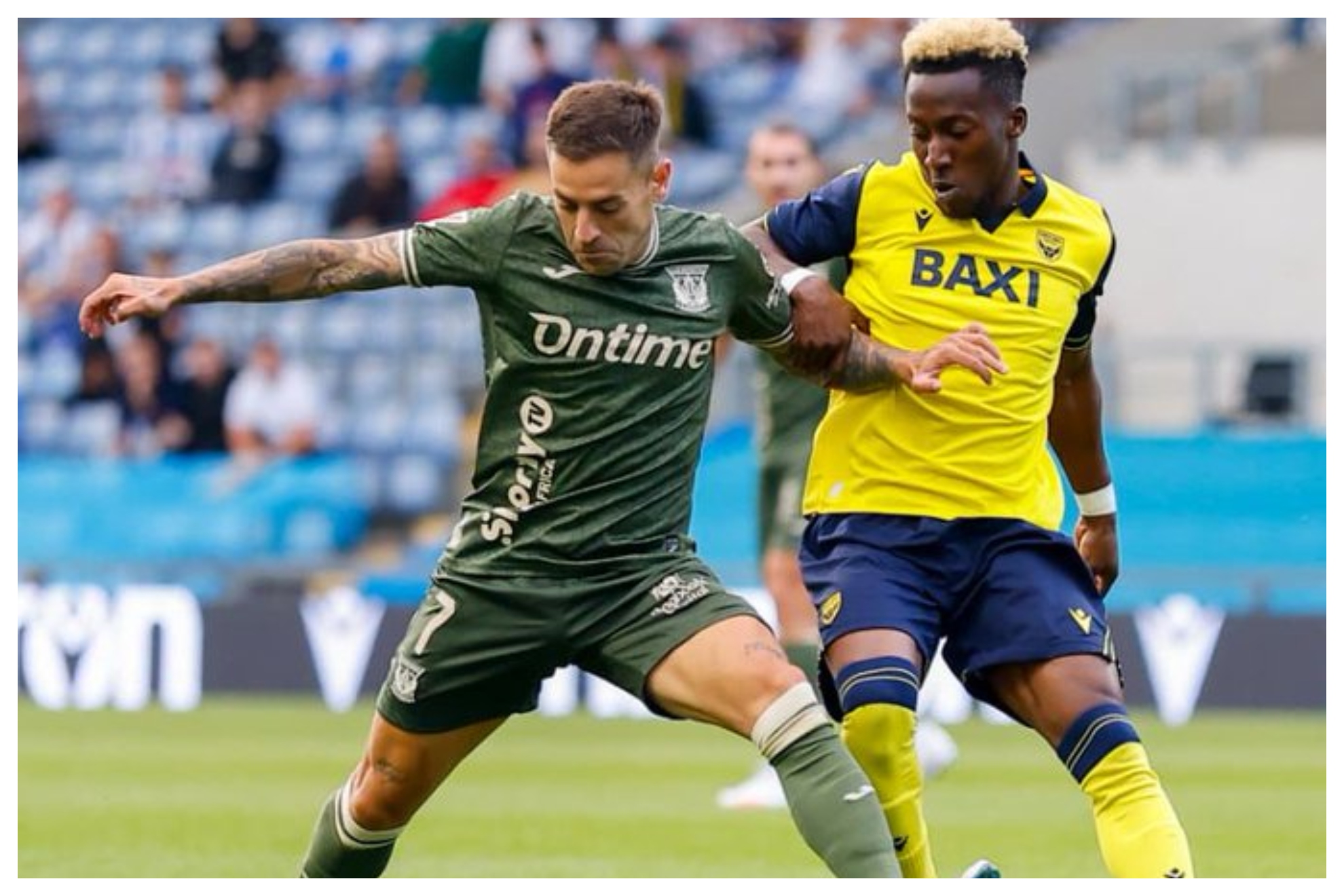 Rubén Peña disputa el balón.