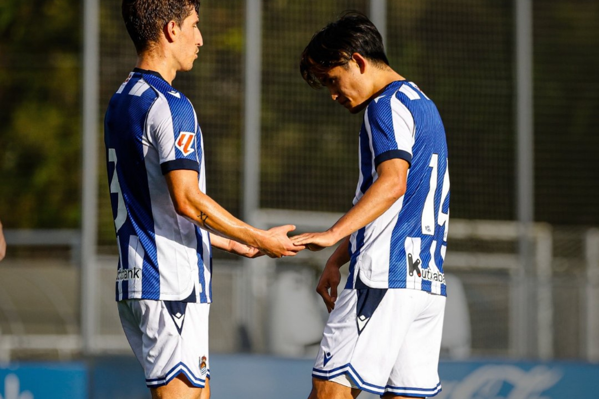 Take Kubo es felicitado por Aihen Muñoz tras marcar.