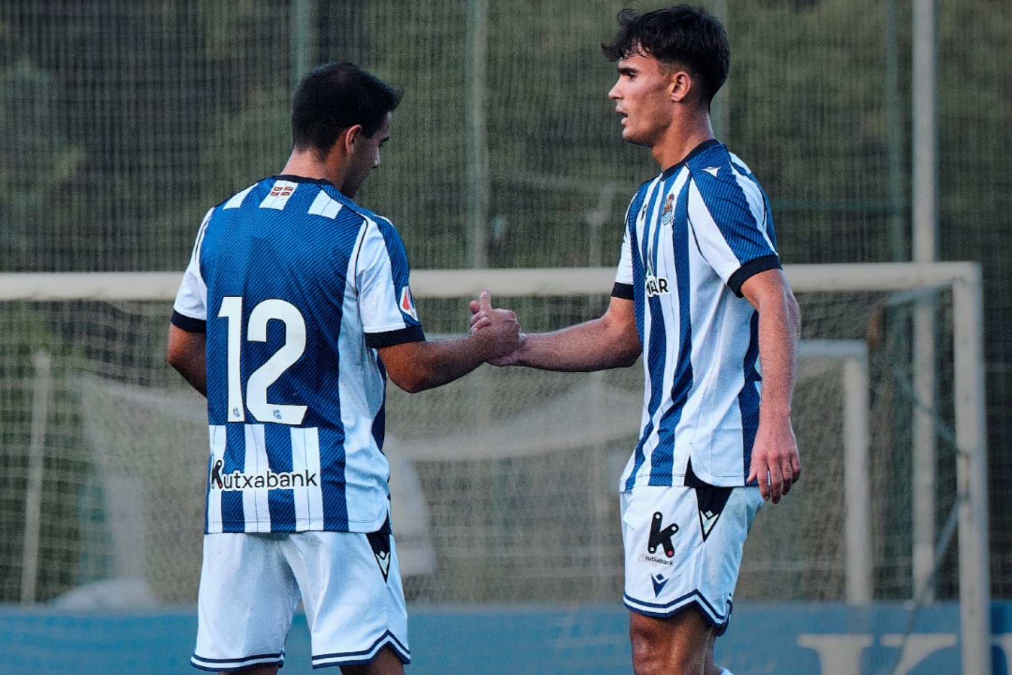Gorka Carrera, a la derecha, es felicitado tras marcar un gol.