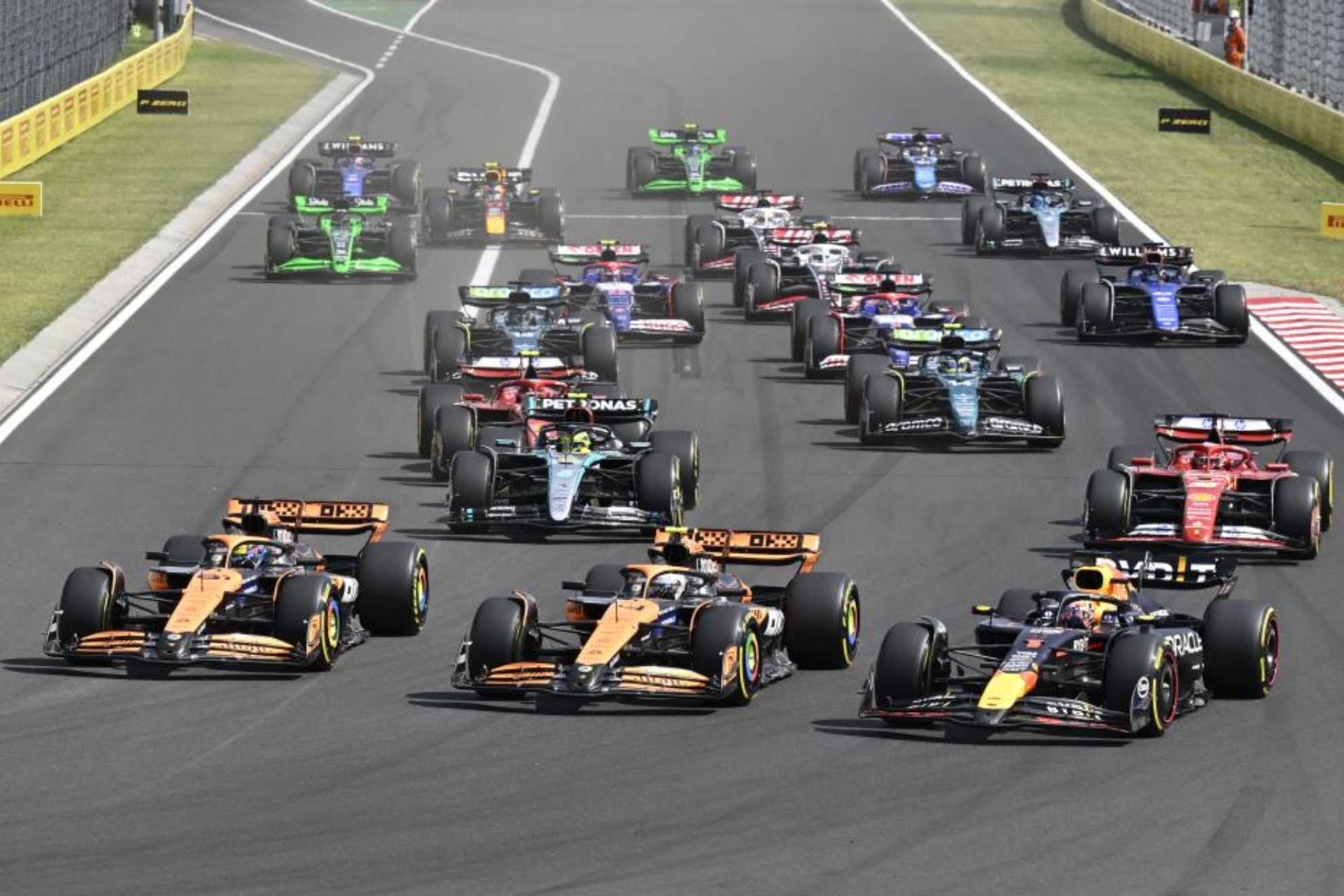 Oscar Piastri, Lando Norris, y Max Verstappen lideran la clasificación tras la salida del GP de Hungría 2024.