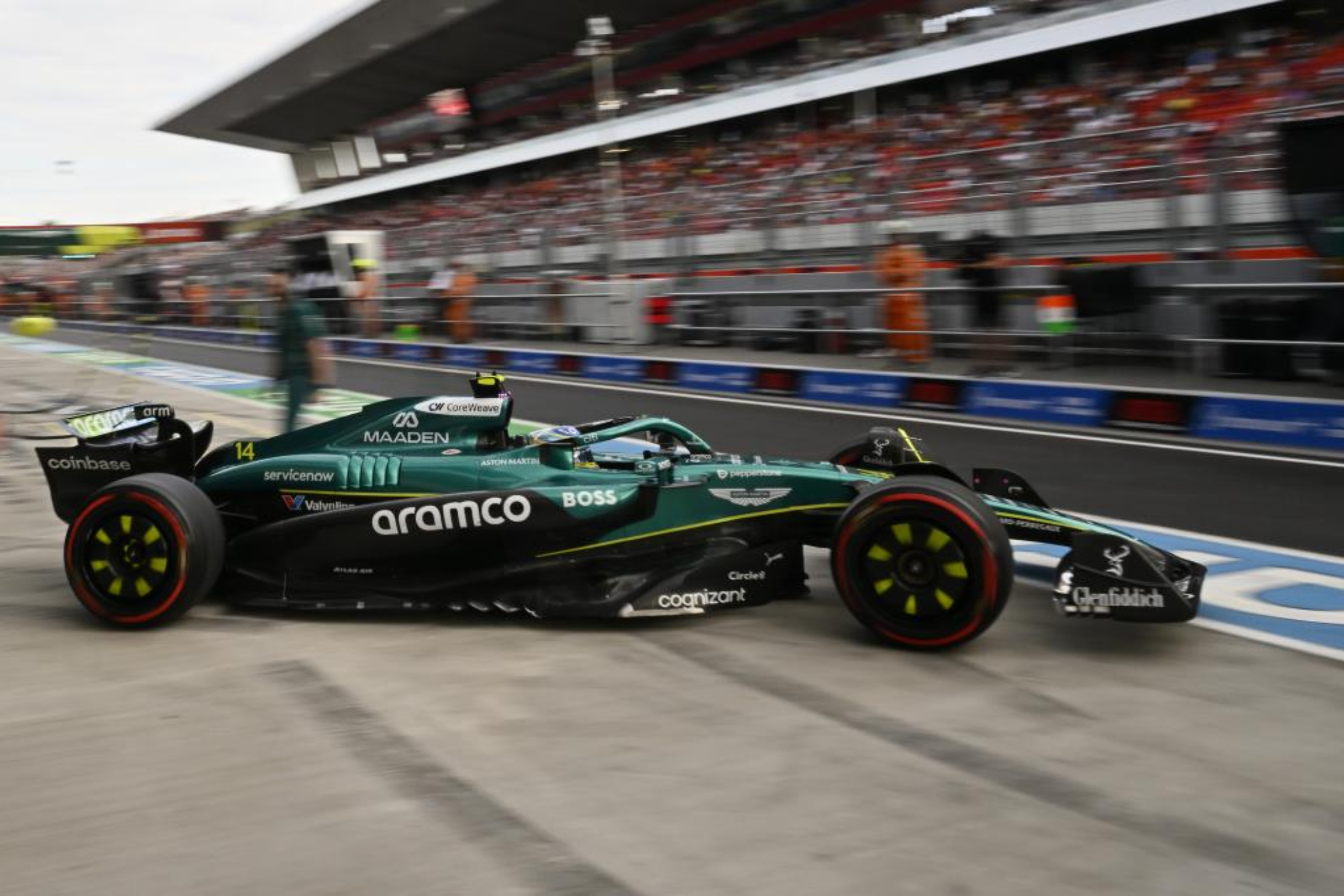 Alonso sale del box.