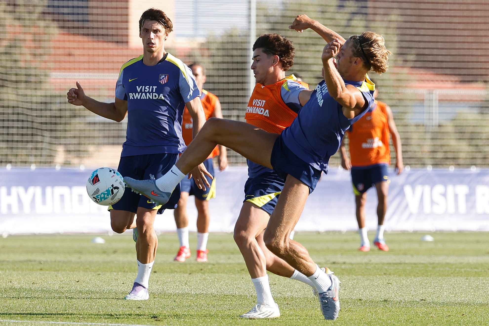 Marcos Llorente y Julián Alvarez pugnan por un balón en presencia de Le Normand.