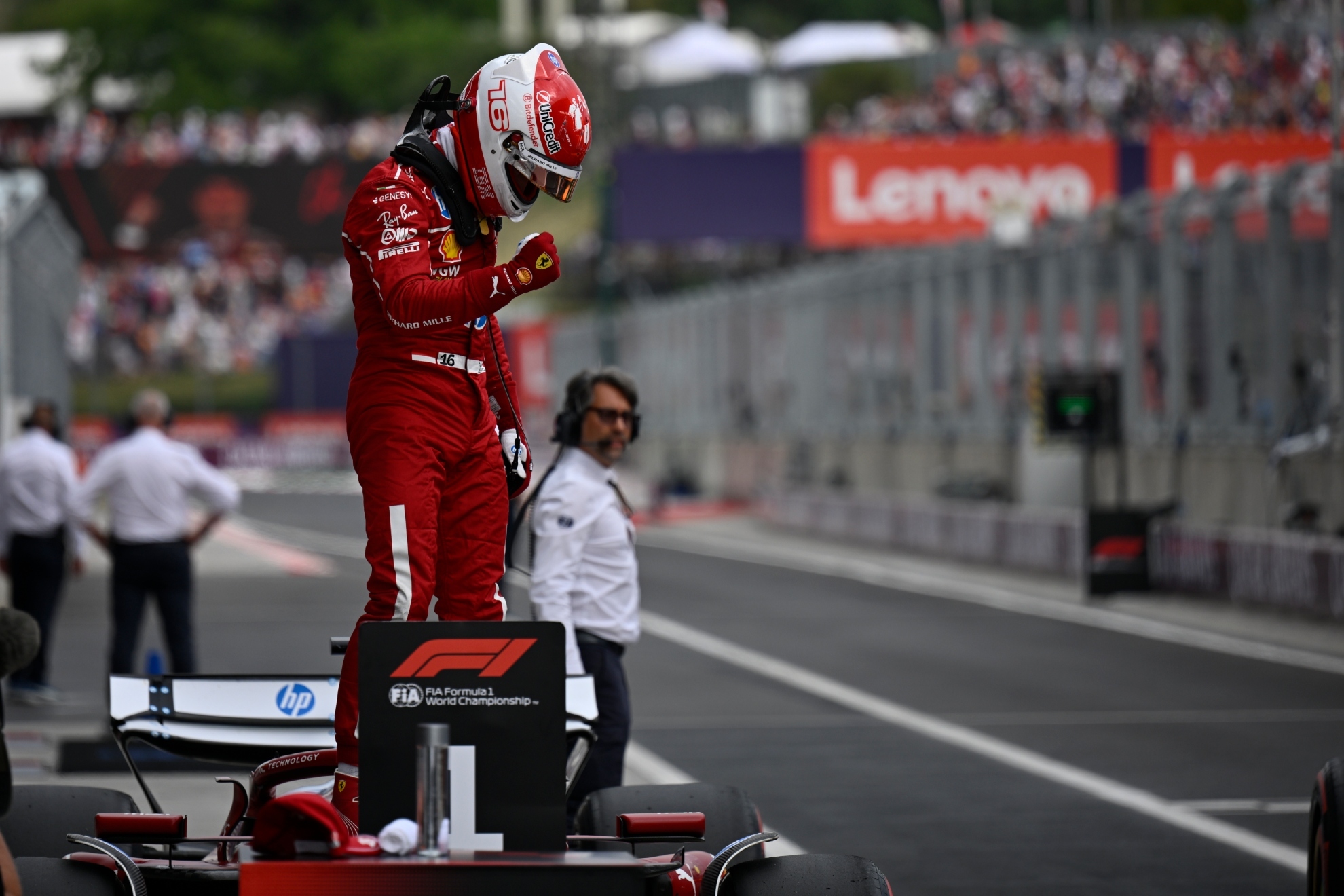 Charles Leclerc celebrando su primera pole de la temporada en Hungría.