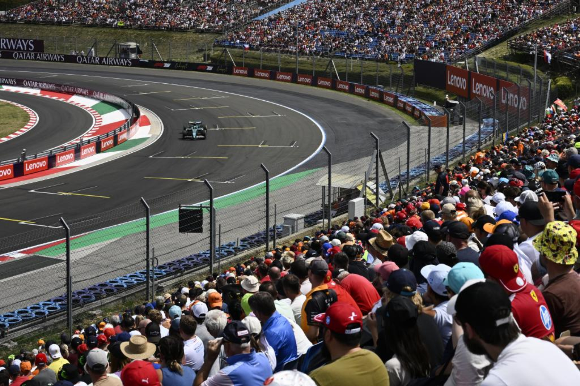 Alonso entra en la recta de meta.