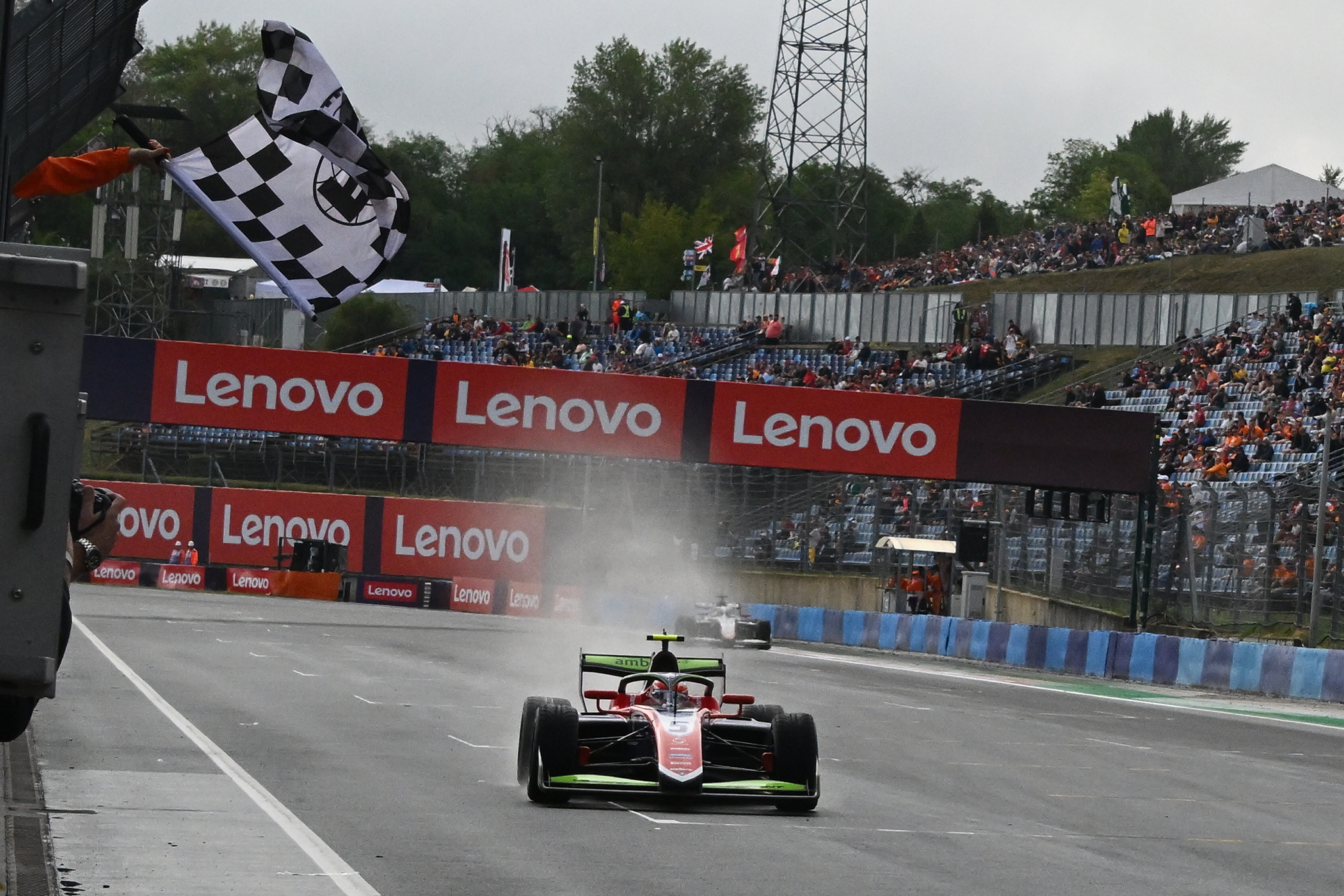 Camara gana por delante de Mari Boya.